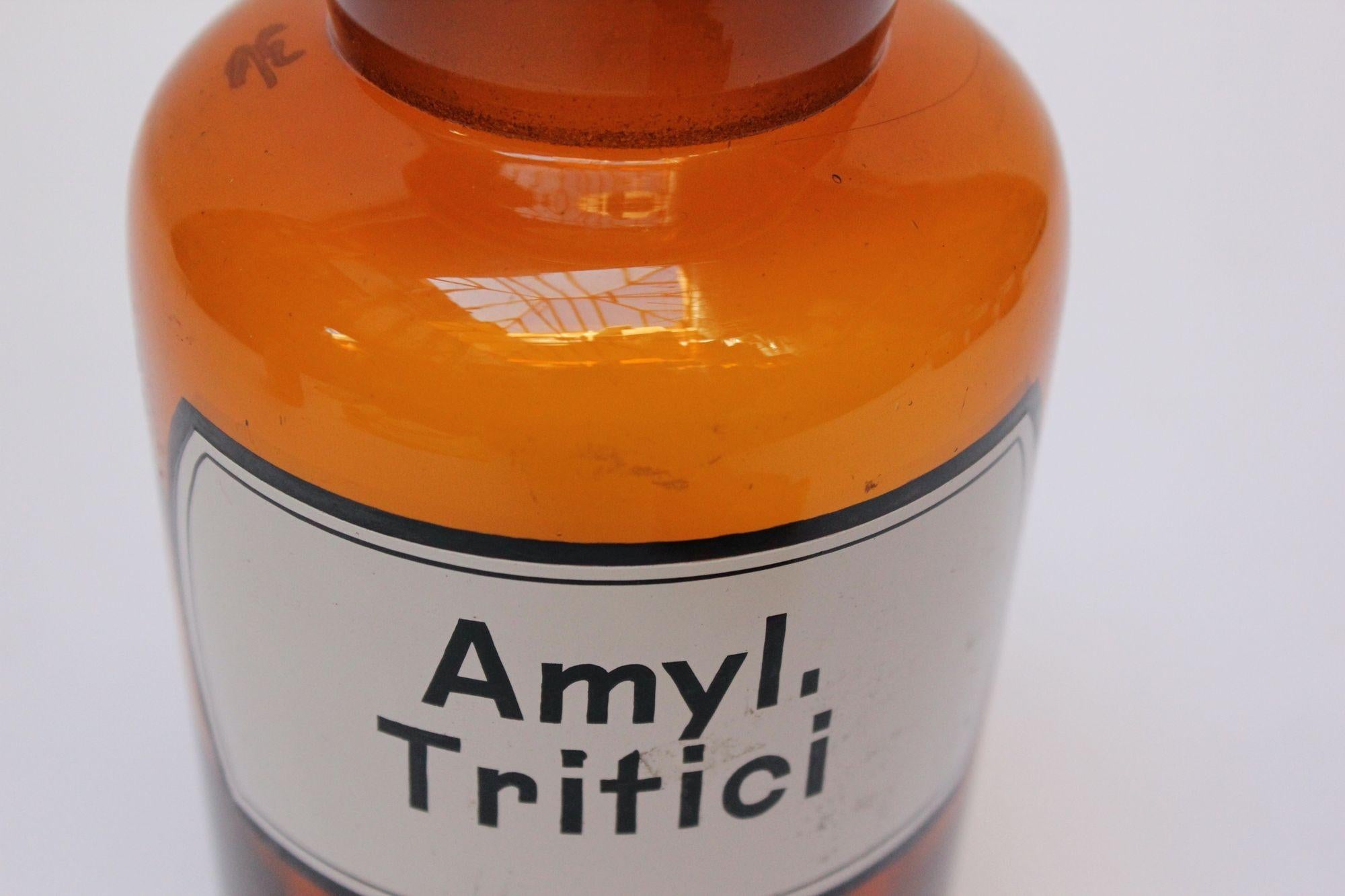 Apothekerflasche „Amylum Tritici“ aus deutschem Bernsteinglas (Mitte des 20. Jahrhunderts) im Angebot