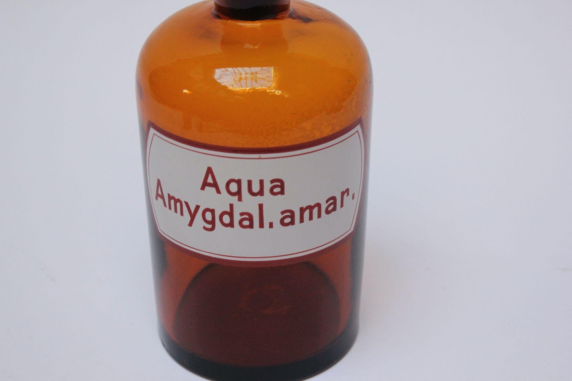Deutsche Bernsteinglas-Aqua Amygdalae Amarae-Apothekerflasche (Emaille) im Angebot