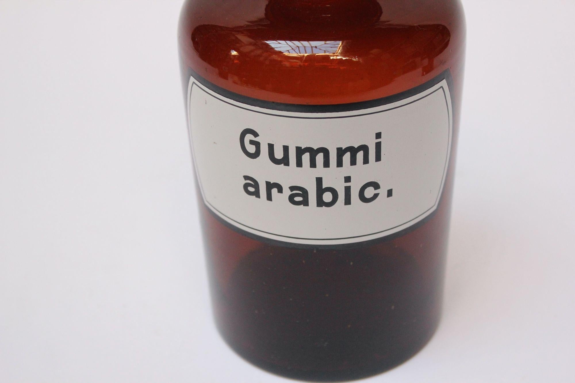 Milieu du XXe siècle L'apothicaire allemande « Gummi Arabicum » en verre ambré vintage en vente