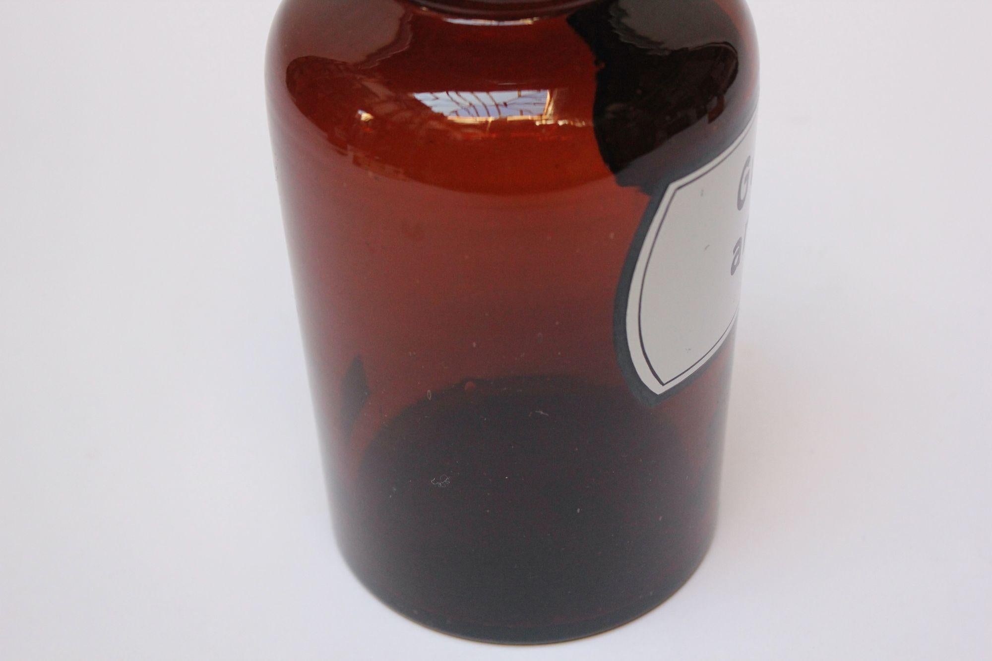 Émail L'apothicaire allemande « Gummi Arabicum » en verre ambré vintage en vente