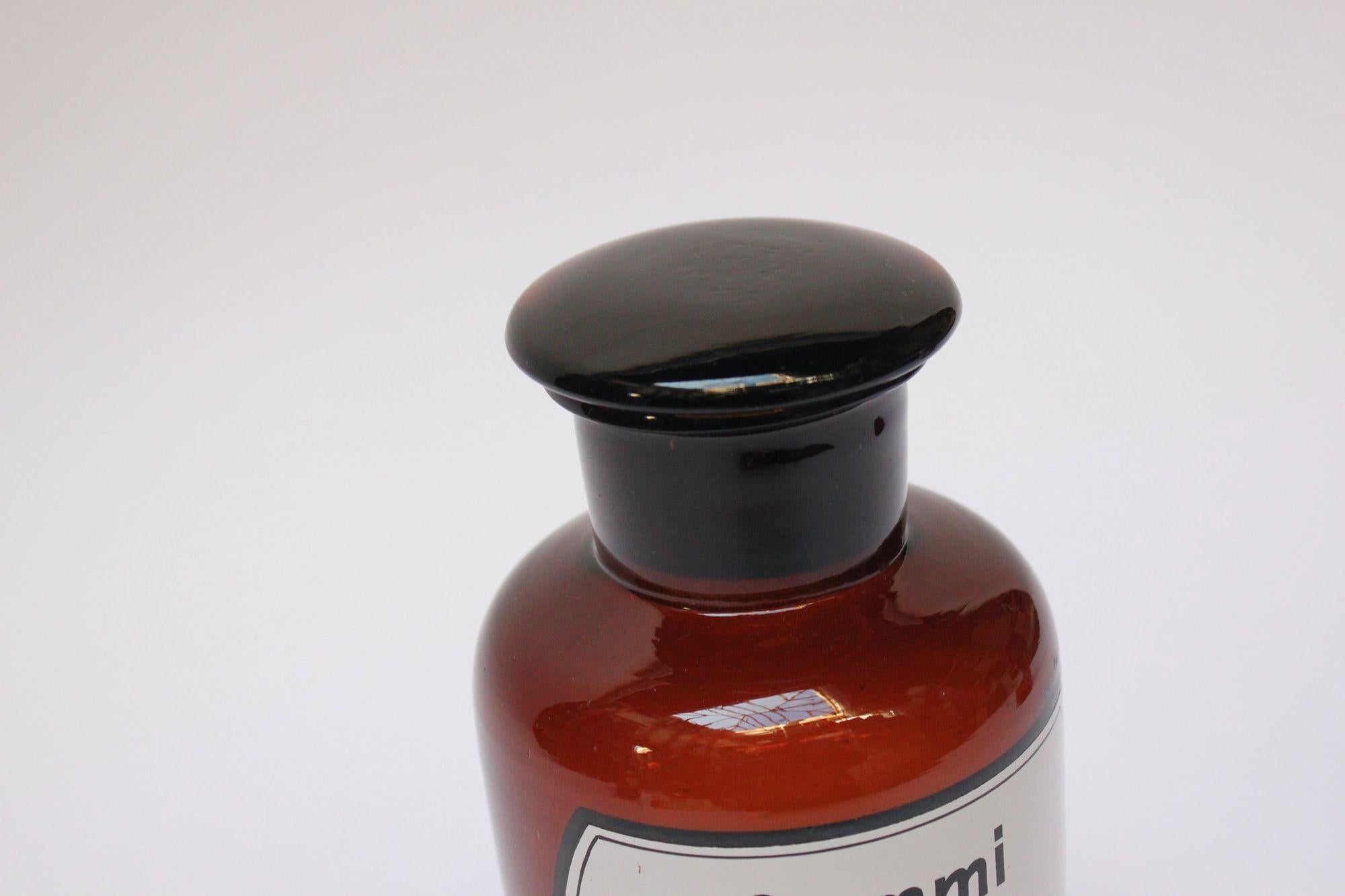 L'apothicaire allemande « Gummi Arabicum » en verre ambré vintage en vente 2