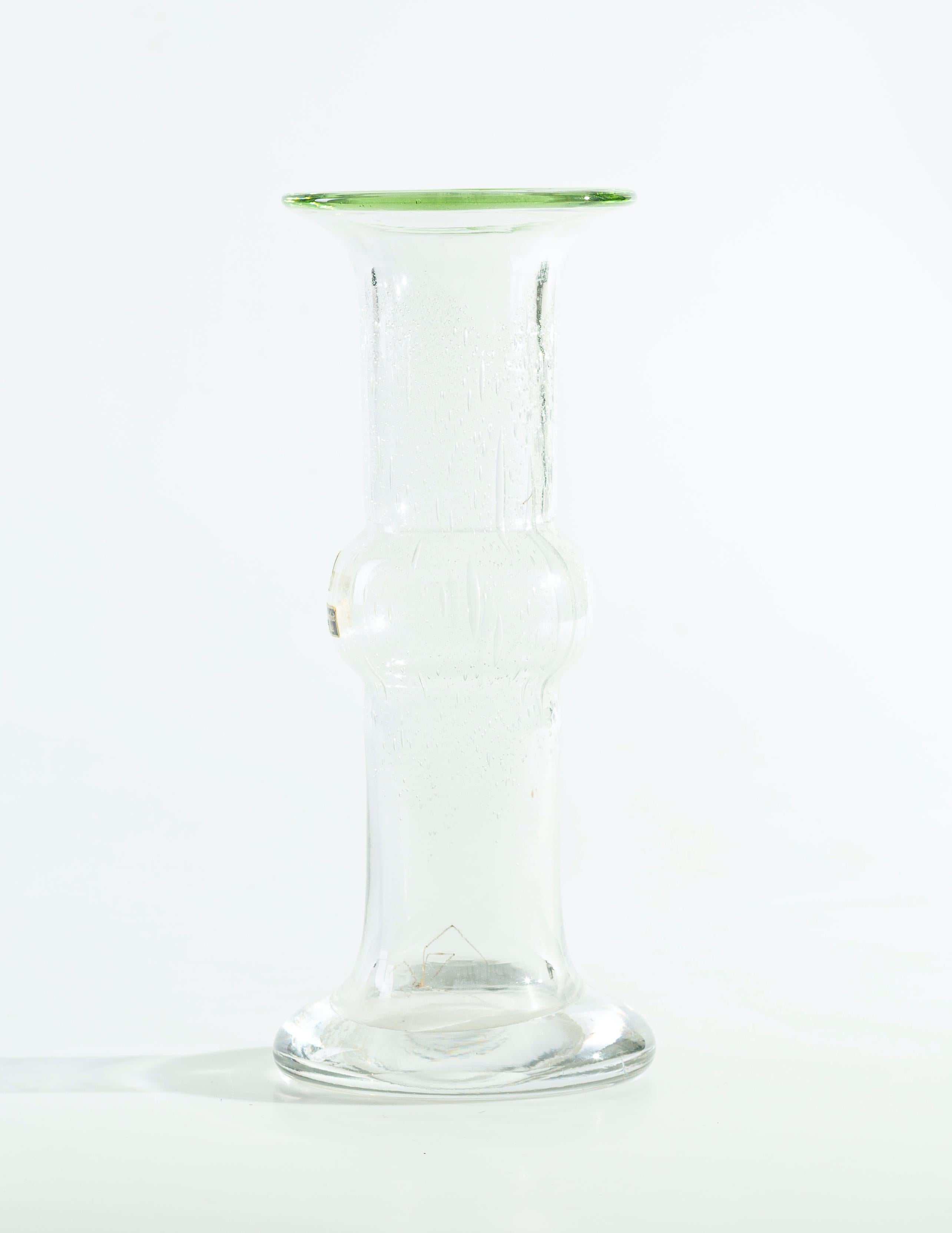 Diese Vintage-Vase aus deutschem Kunstglas wurde in den 1950er Jahren in Deutschland hergestellt und von Erwin Eisch entworfen. 

Eine Vase mit ausgestelltem Mund und Fuß, die zentrale Ausbuchtung am bauchigen Stiel. Das Glas ist transparent mit