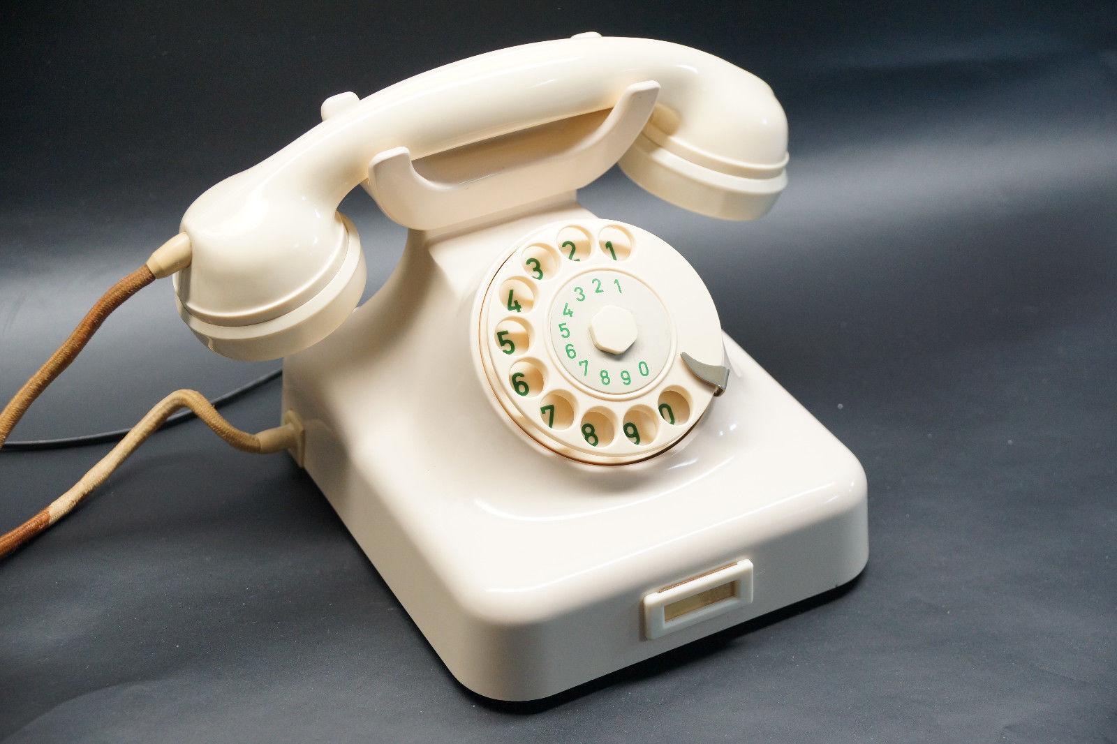 Vintage German Bakelite Table Phone In Good Condition For Sale In Vienna, AT