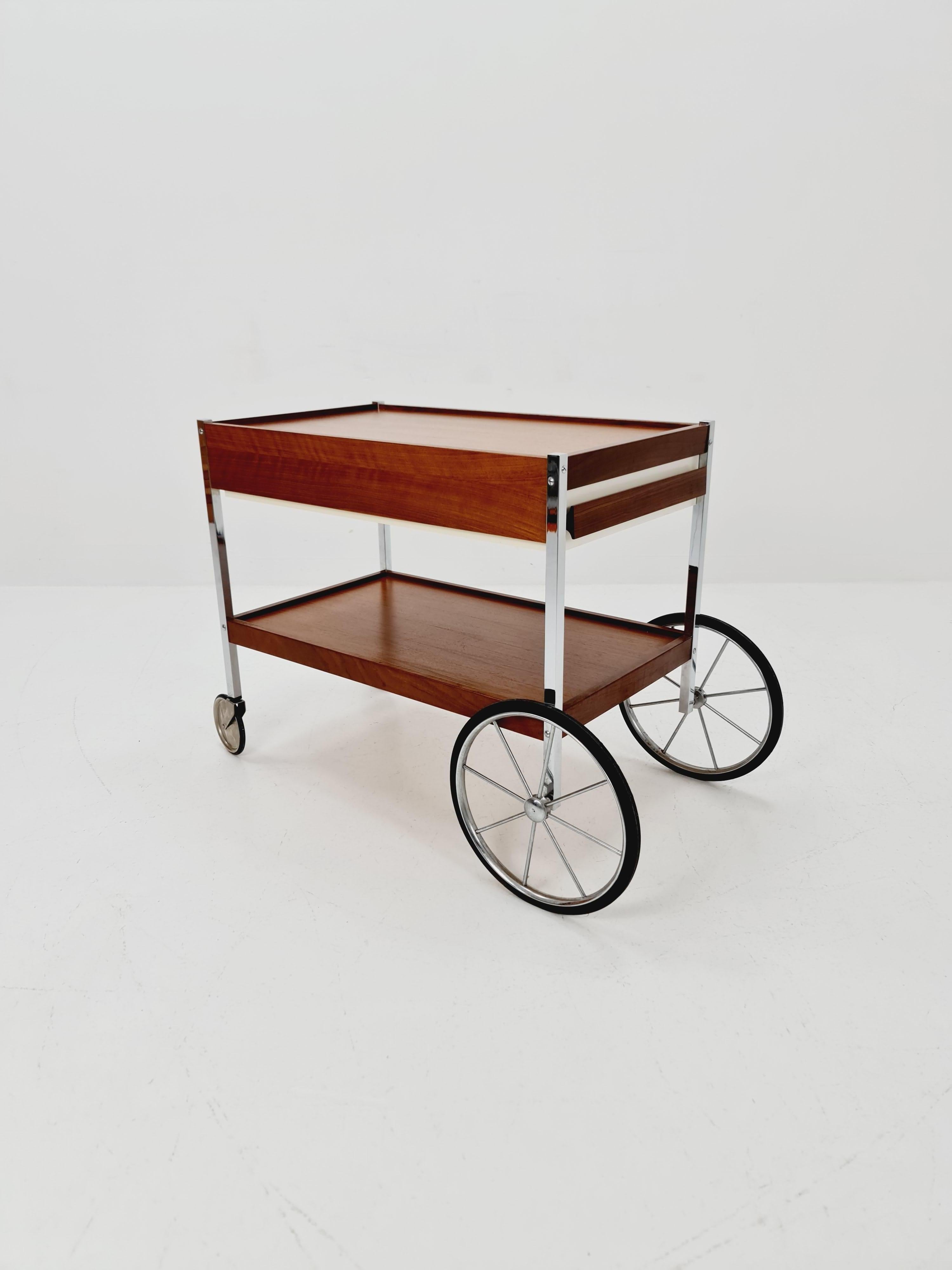 Carro de bar vintage alemán BauHaus de teca y cromo con cajón , años 60 en venta 3