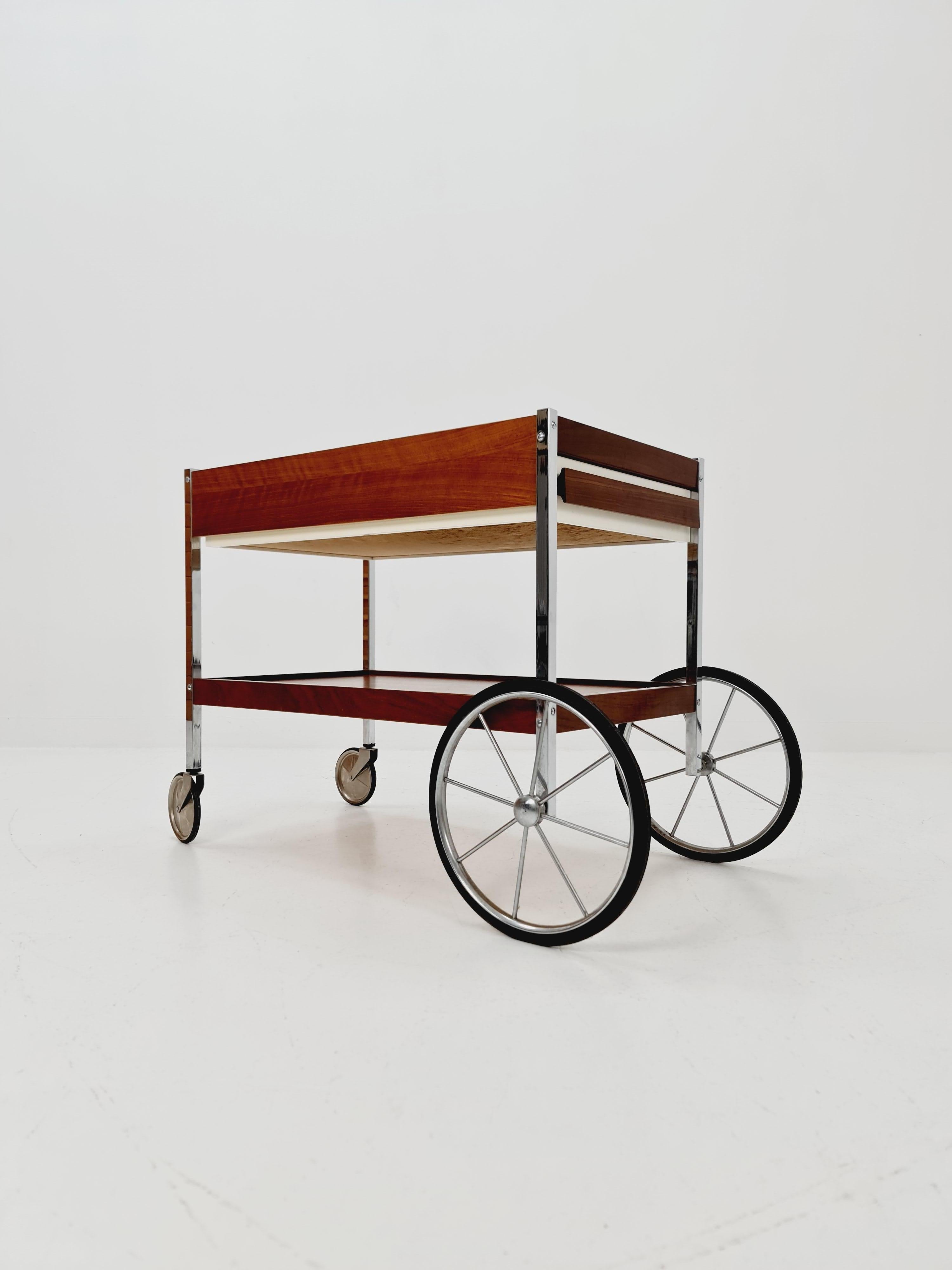 Carro de bar vintage alemán BauHaus de teca y cromo con cajón , años 60 en venta 4