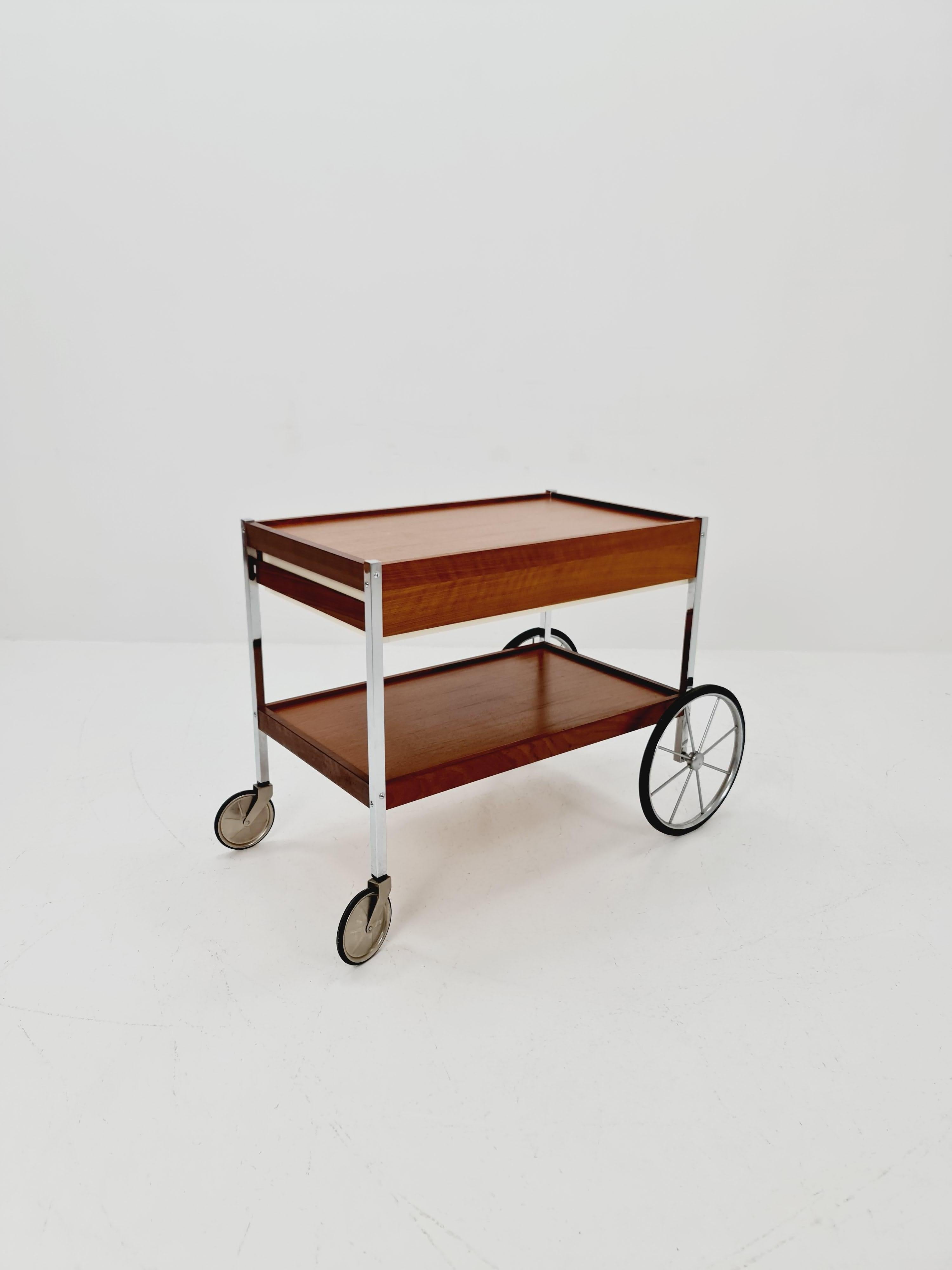 Carro de bar vintage alemán BauHaus de teca y cromo con cajón , años 60 en venta 5
