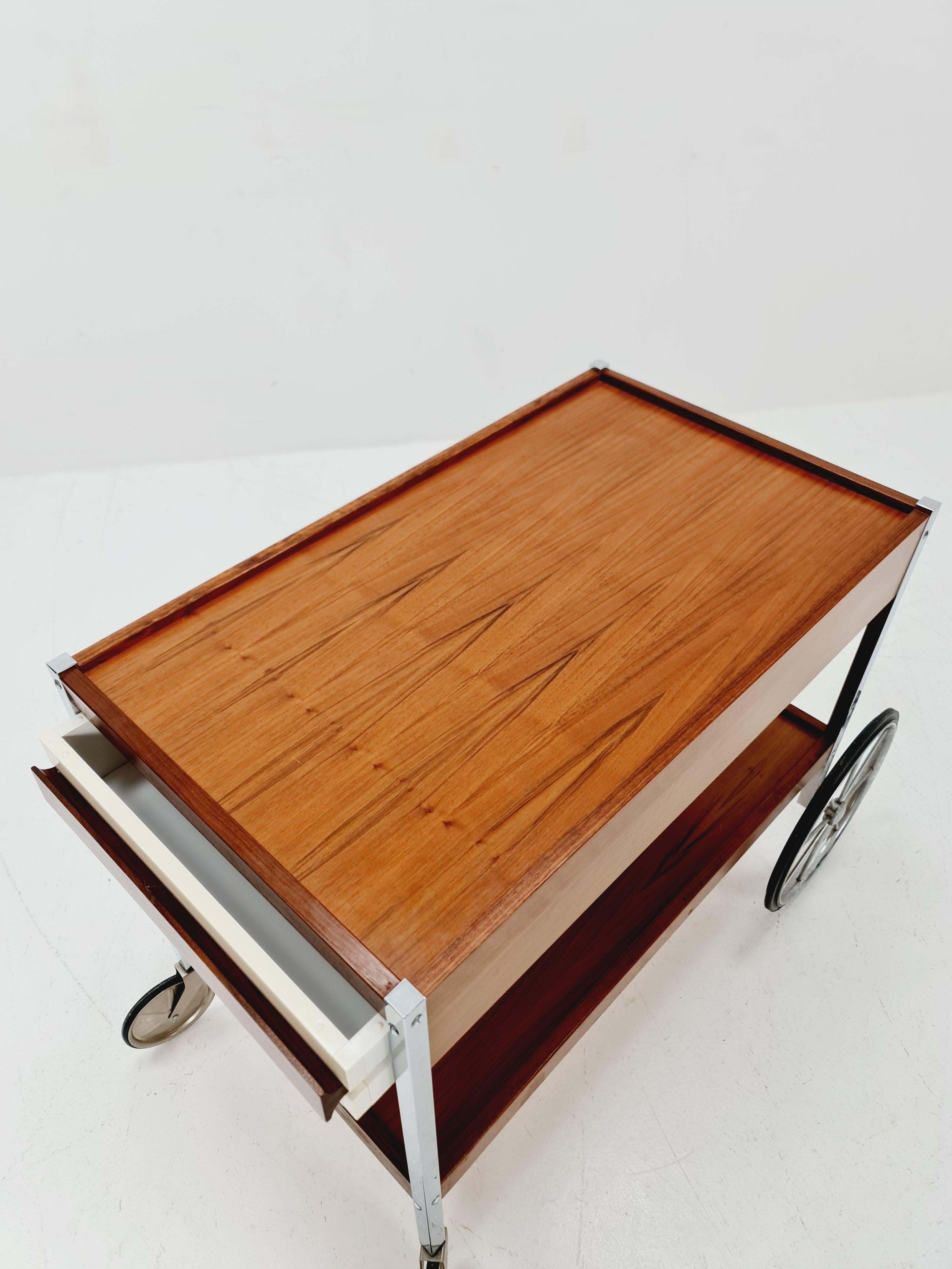 Carro de bar vintage alemán BauHaus de teca y cromo con cajón , años 60 en venta 7