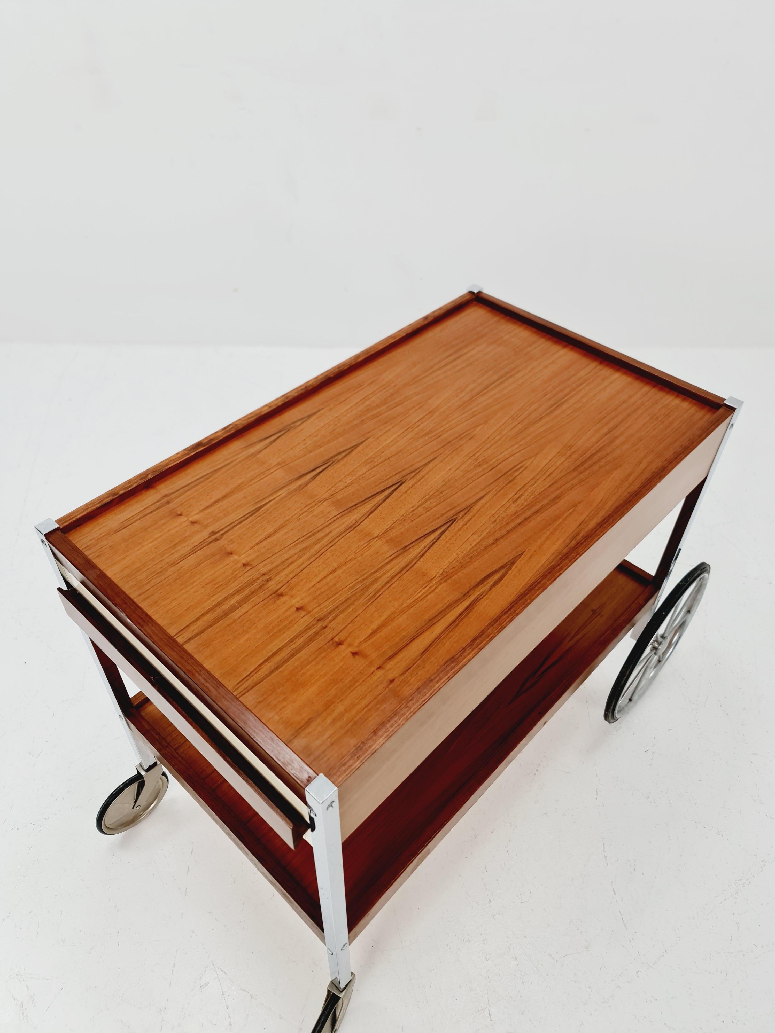 Carro de bar vintage alemán BauHaus de teca y cromo con cajón , años 60

Está en buenas condiciones vintage, sin embargo, como con todos los artículos vintage algunas marcas de desgaste de menor importancia deben ser esperadas.

Año del diseño: