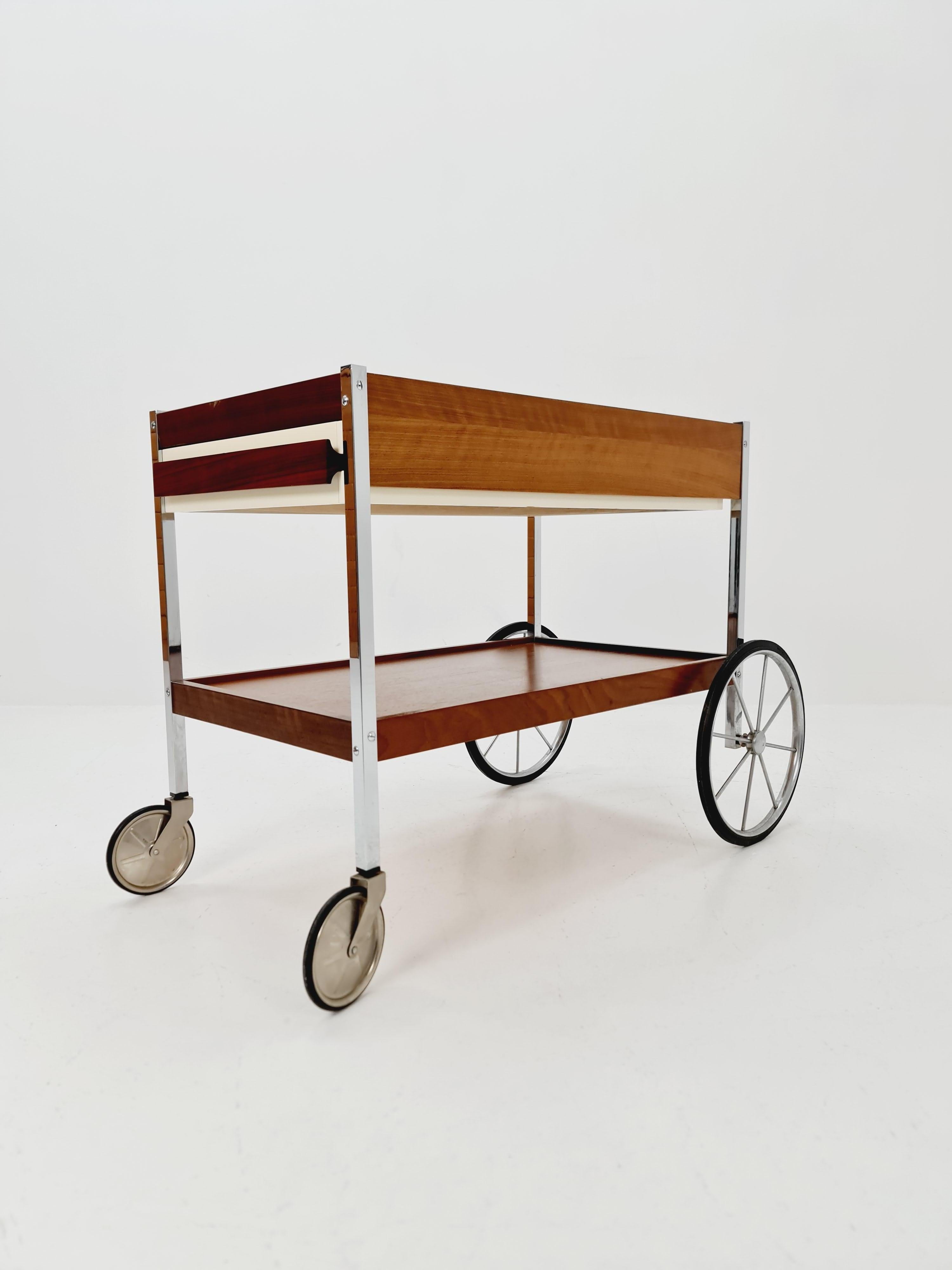 Carro de bar vintage alemán BauHaus de teca y cromo con cajón , años 60 Moderno de mediados de siglo en venta