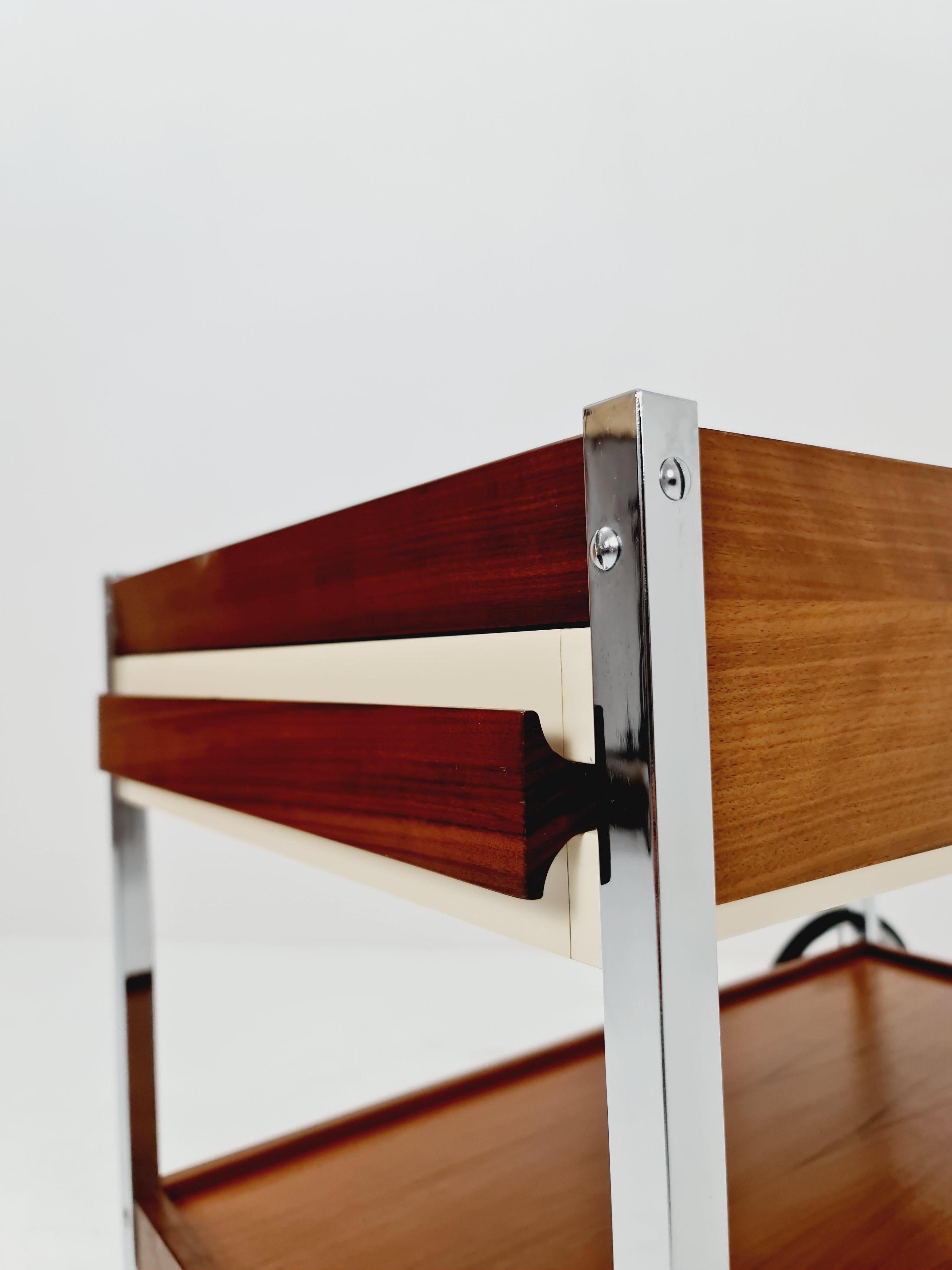 Carro de bar vintage alemán BauHaus de teca y cromo con cajón , años 60 Alemán en venta