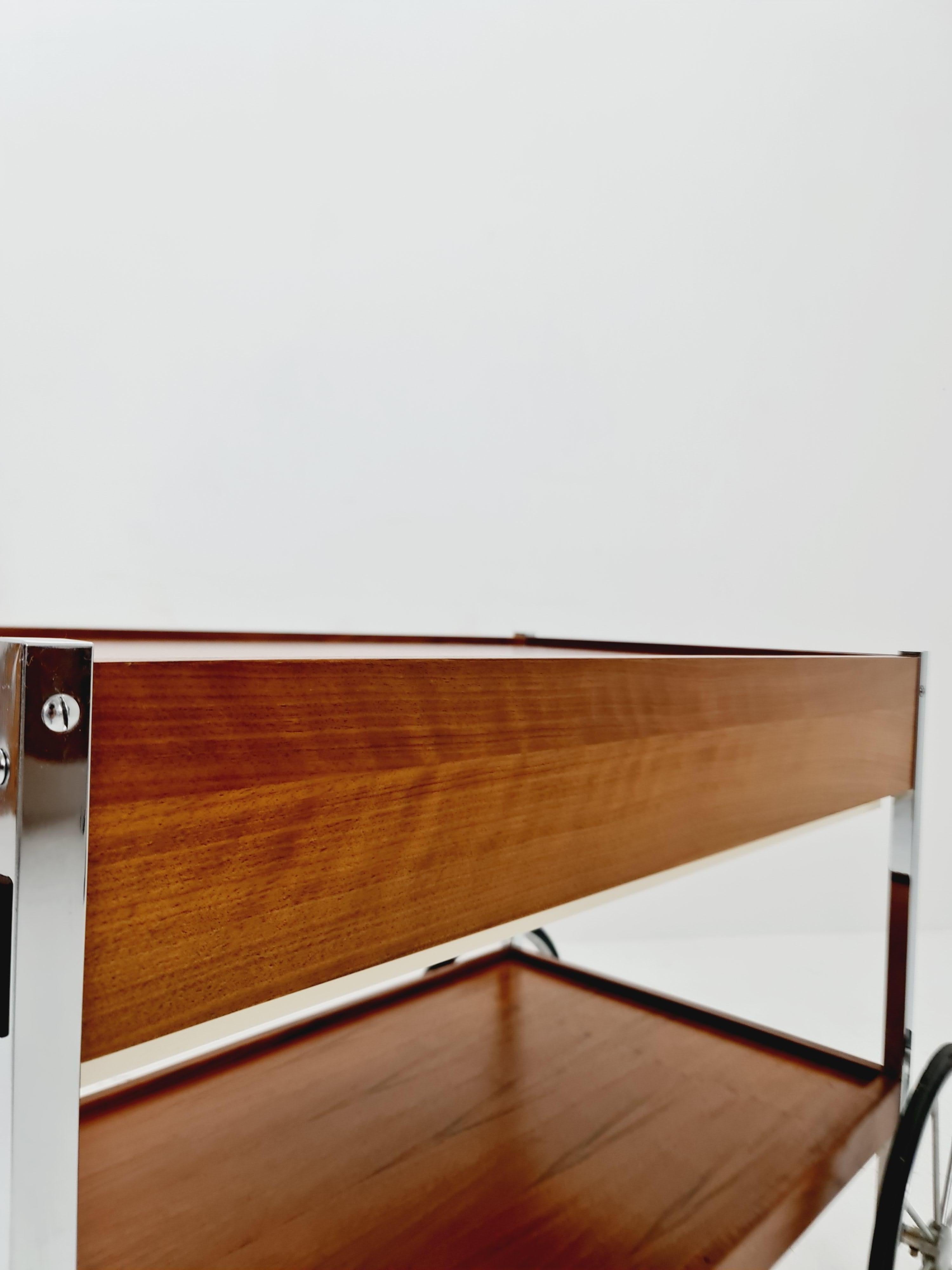Carro de bar vintage alemán BauHaus de teca y cromo con cajón , años 60 mediados del siglo XX en venta