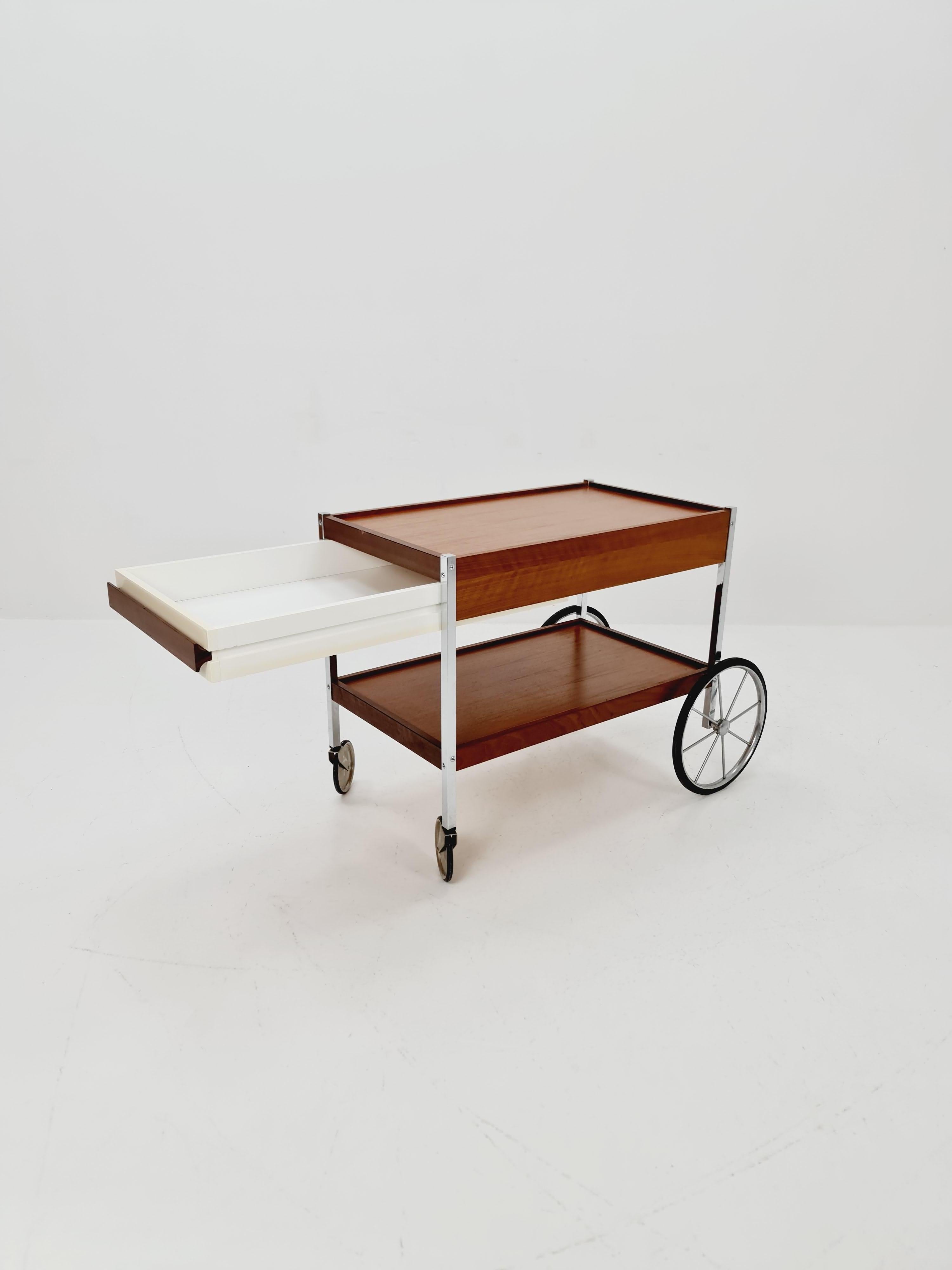 Carro de bar vintage alemán BauHaus de teca y cromo con cajón , años 60 en venta 2