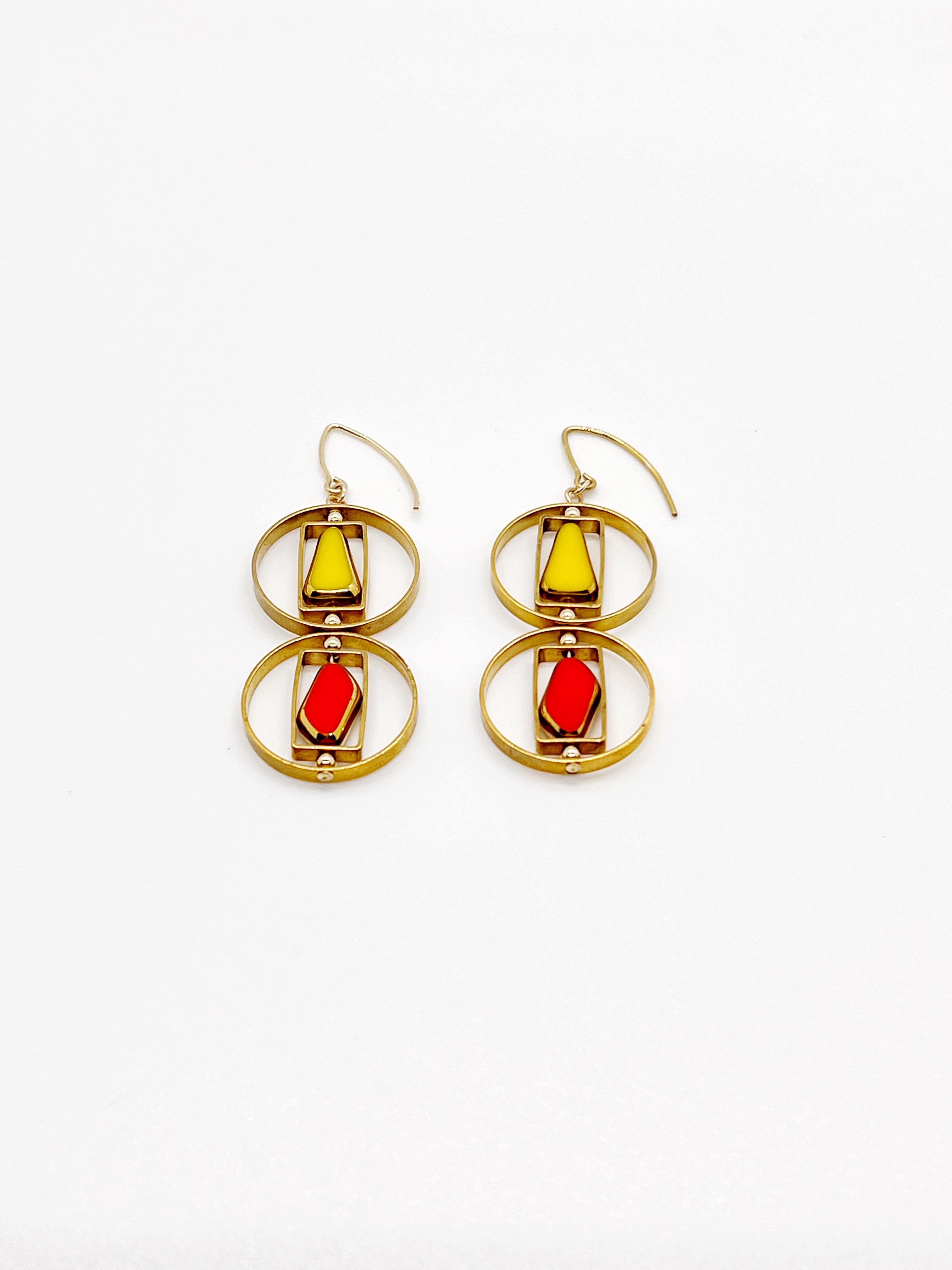 Les boucles d'oreilles sont composées de perles de verre allemandes vintage jaune-orange-rouge encadrées d'or 24K. Les perles ont été pressées à la main dans les années 1920-1960. Il n'y a pas deux perles identiques. Ces perles ne sont plus