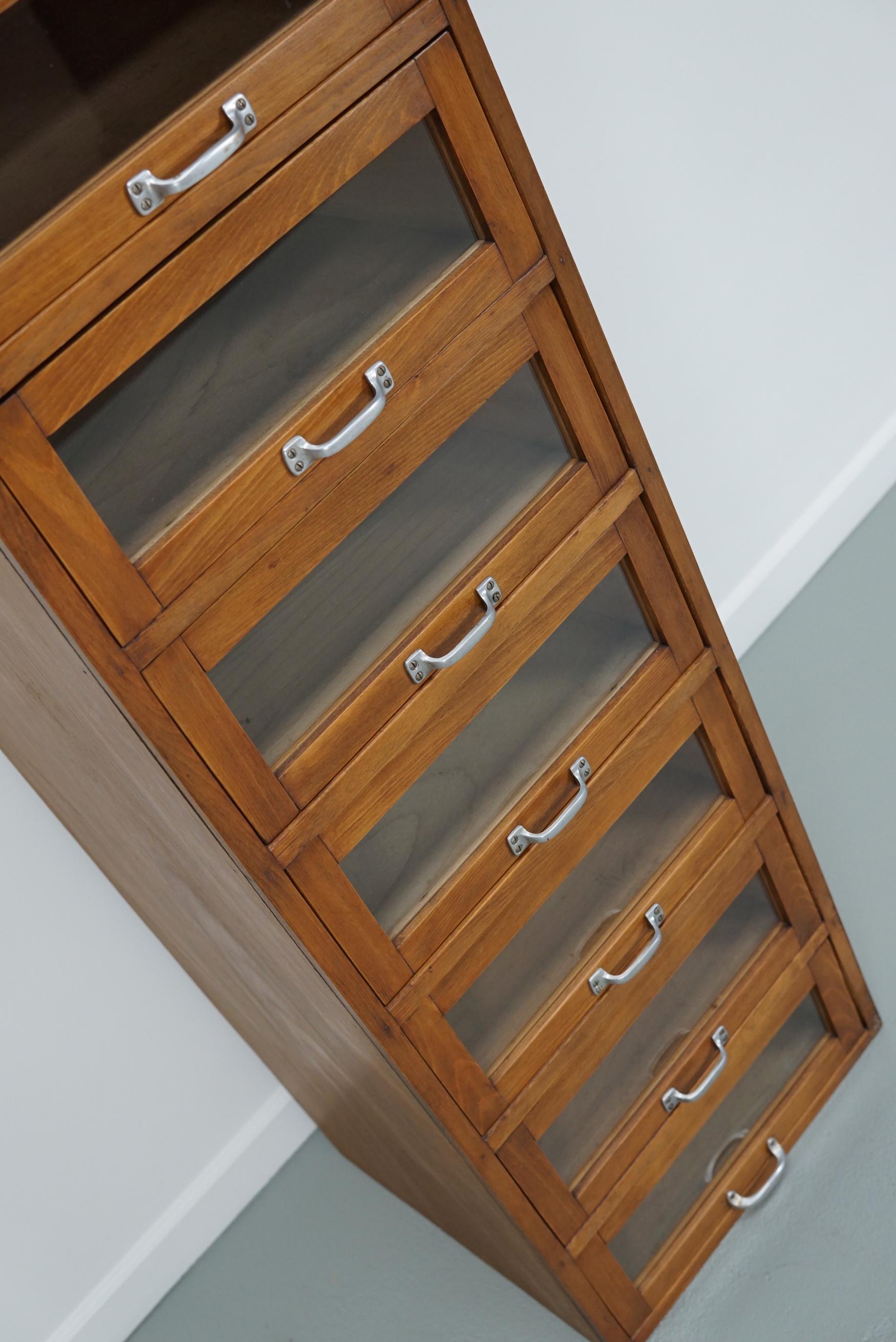 Vitrine / Meuble de mercerie vintage allemand en Beeche / Oak, années 1950 en vente 6