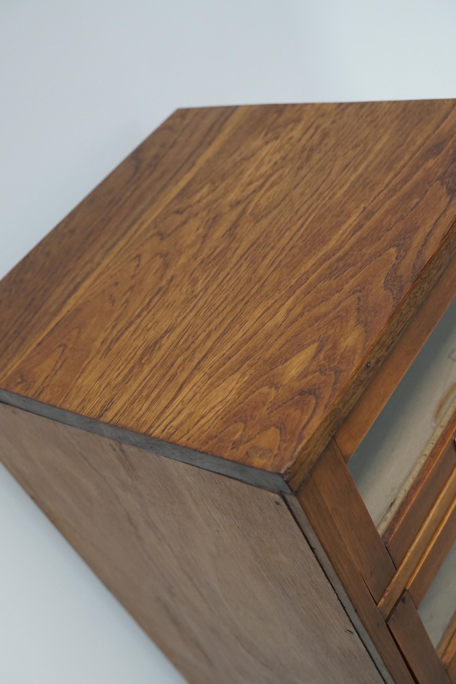 Allemand Vitrine / Meuble de mercerie vintage allemand en Beeche / Oak, années 1950 en vente