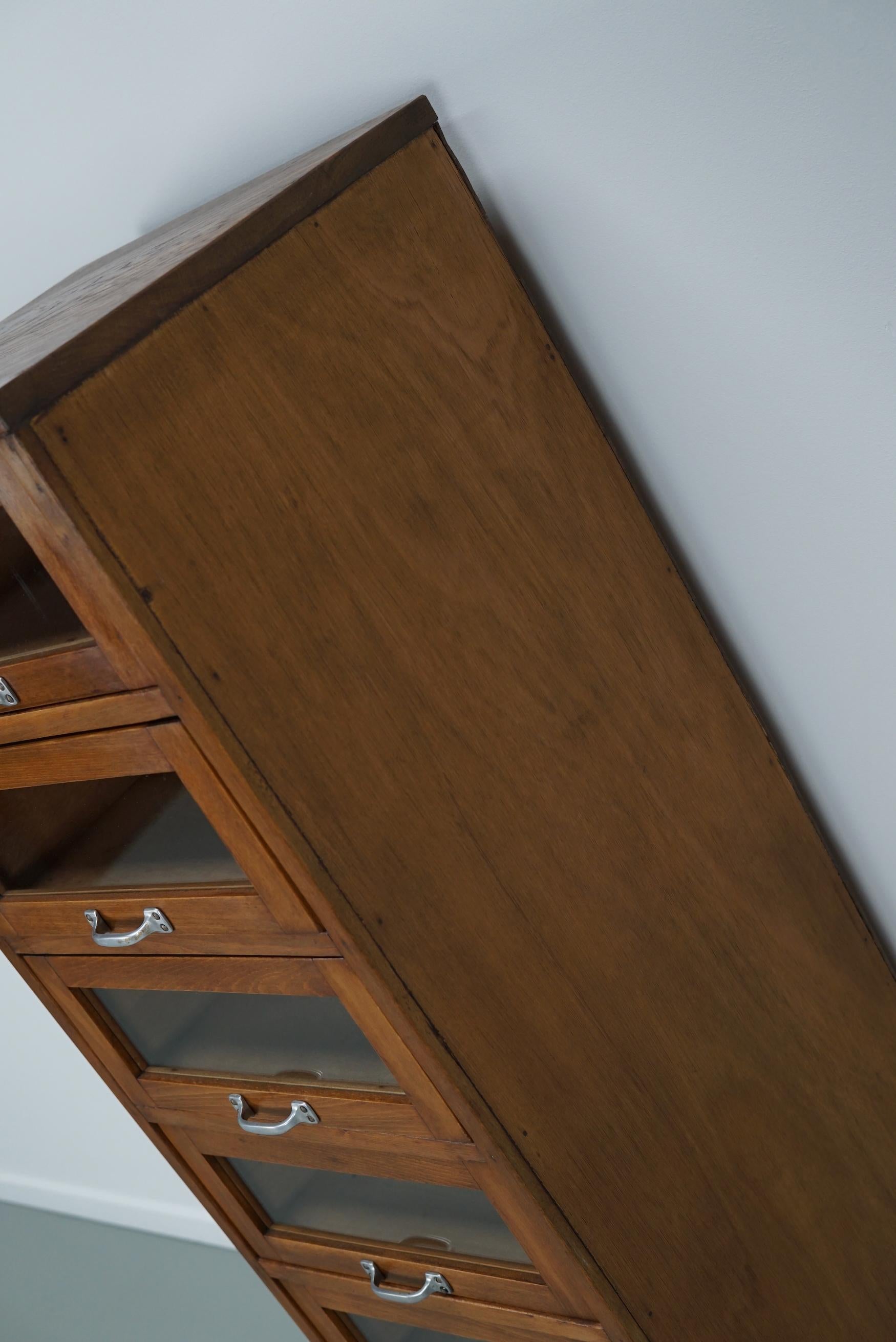 20ième siècle Vitrine / Meuble de mercerie vintage allemand en Beeche / Oak, années 1950 en vente
