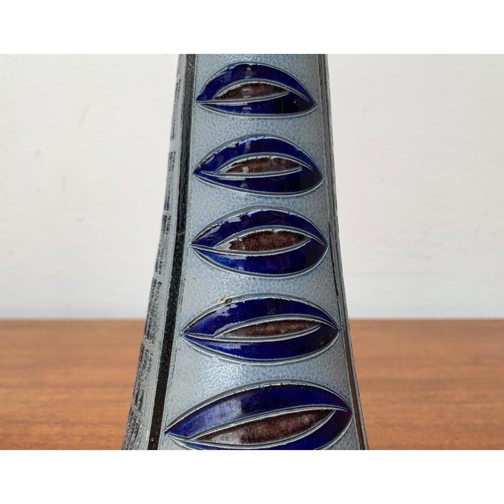 Jarra de cerveza alemana vintage de Zoller Keramik, años 70, en muy buen estado. Diseñado de 1970 a 1979 Esta pieza tiene una marca de atribución.

Más información:
Materiales: Cerámica
Color: Azul
País de origen: Alemania
Tipo de artículo: Vintage,