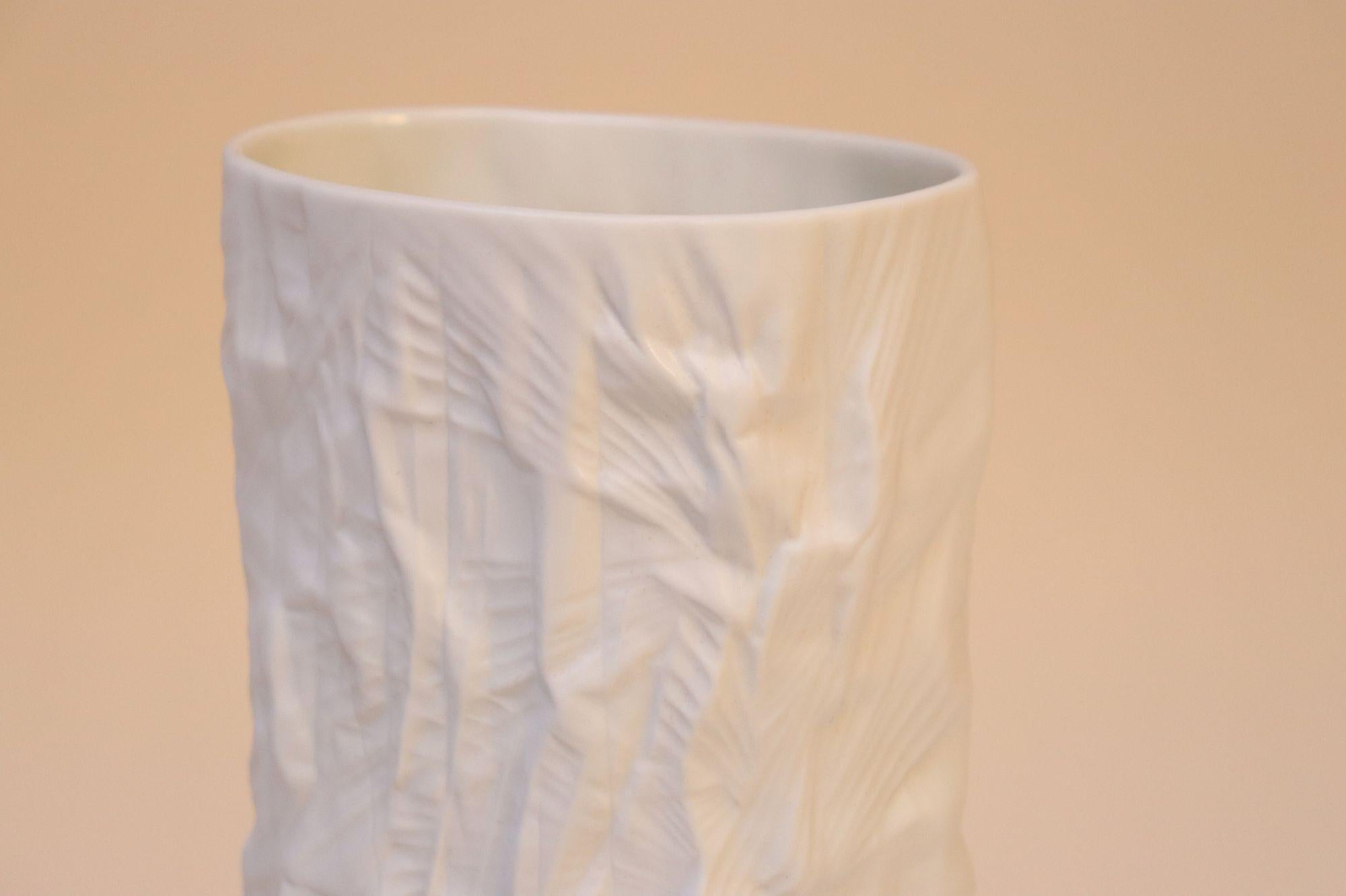Vaso d'epoca in porcellana di bisquit tedesca 'Structura' di Martin Freyer per Rosenthal in vendita 2