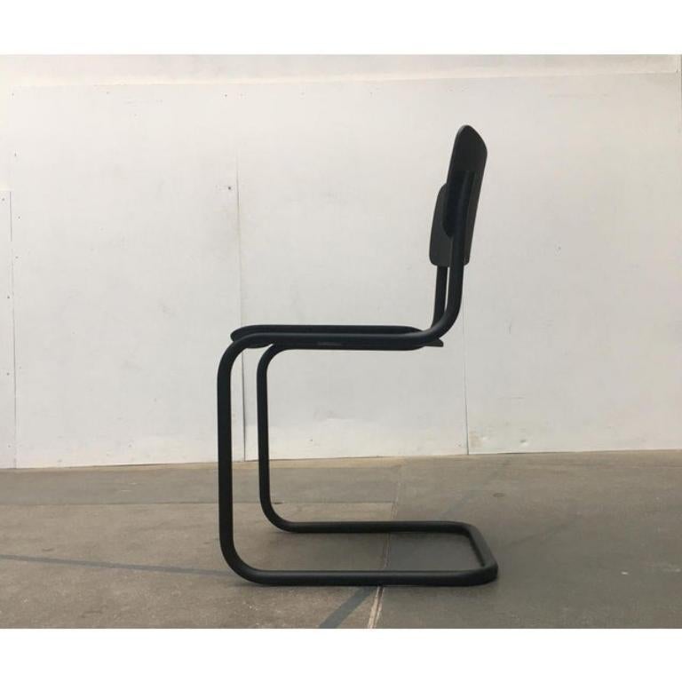 Silla basculante de Thonet, diseñada por Mart Stam en los años 20 en un color particular.

Una pieza clásica de acero tubular. Sencillo y atemporal, el diseño original de los años 20. Aquí en una versión muy rara con recubrimiento de polvo negro