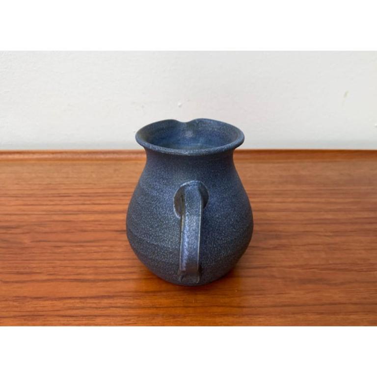 Vieille cruche allemande en céramique bleue, 1970 en vente 4