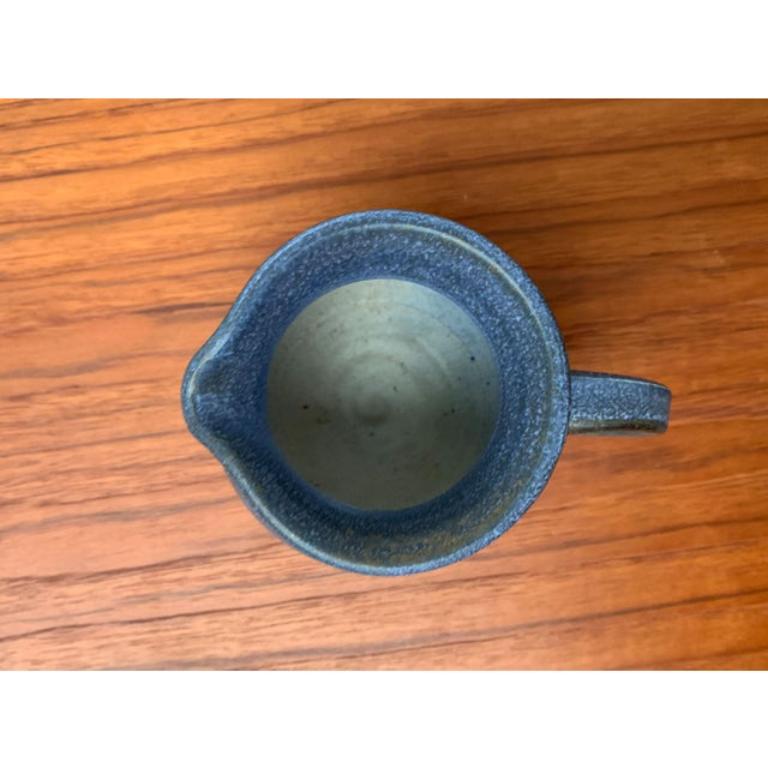 Vieille cruche allemande en céramique bleue, 1970 en vente 5