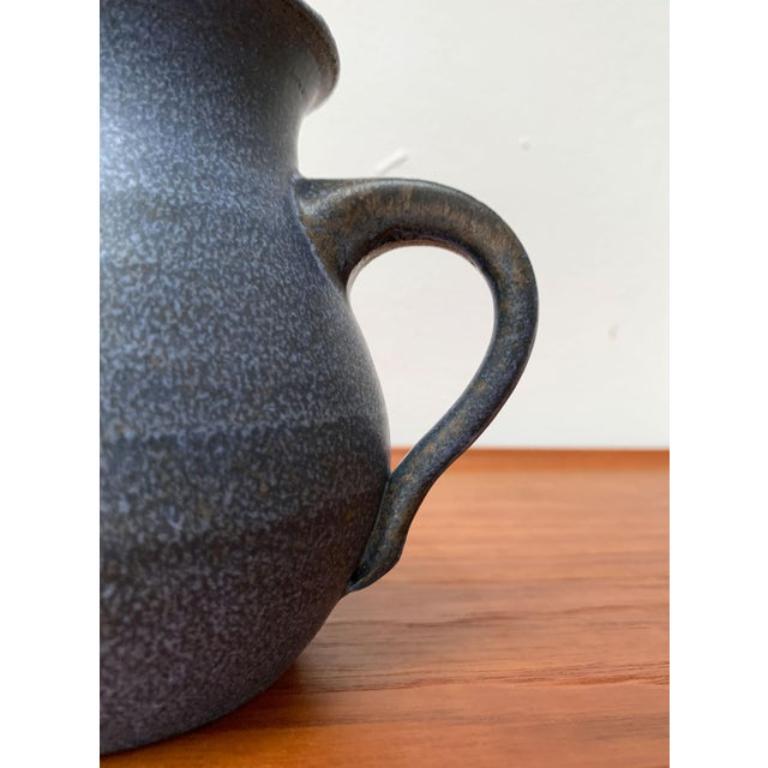 20ième siècle Vieille cruche allemande en céramique bleue, 1970 en vente