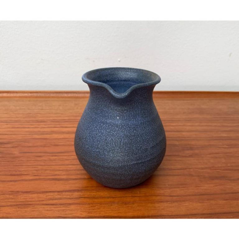 Vieille cruche allemande en céramique bleue, 1970 en vente 1
