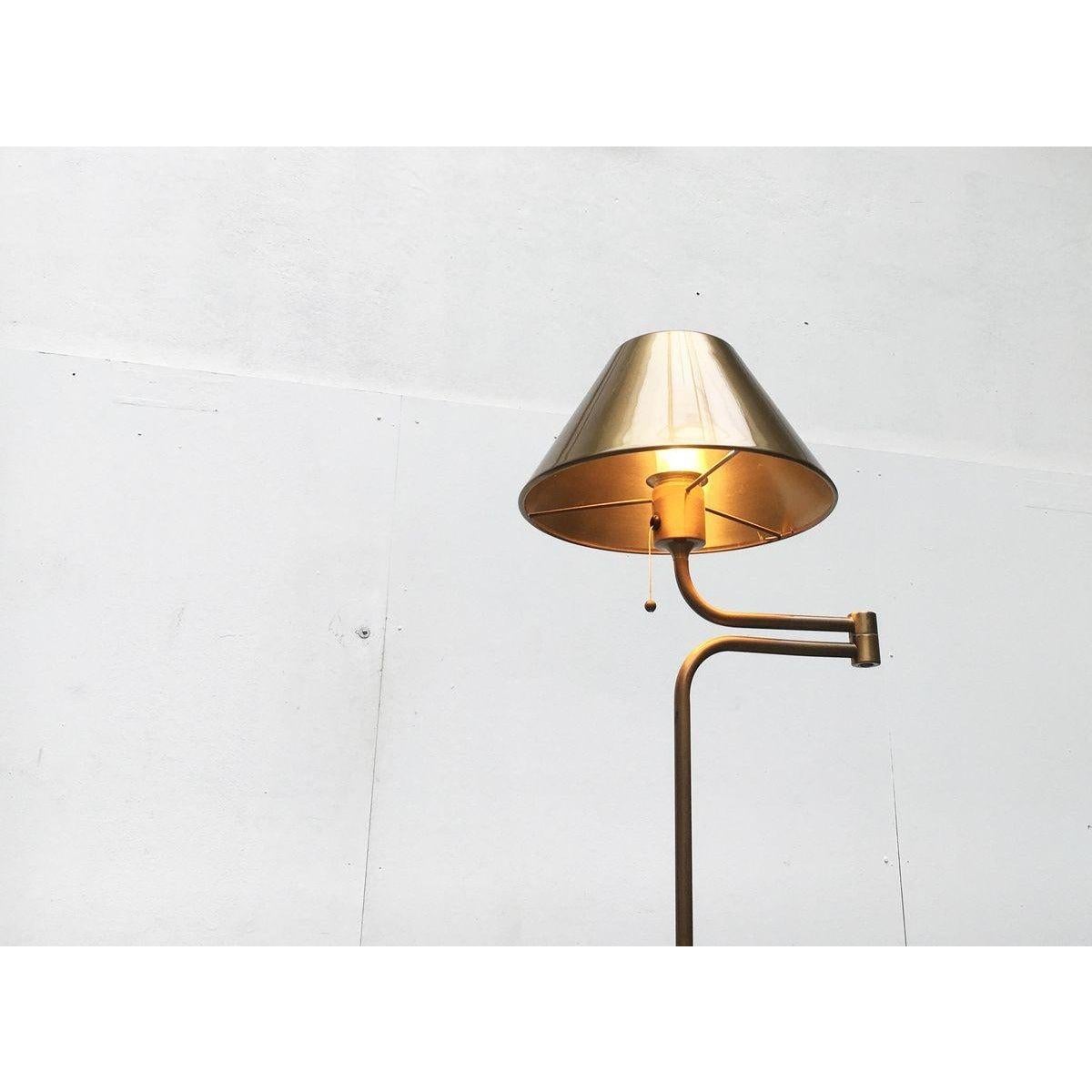 Lampadaire Lesan vintage en laiton allemand de style Hollywood Regency par Florian Schulz, 1970

Elegant lampadaire du designer Florian Schulz.

Le design convainc par son élégance simple et sa matérialité de haute qualité. L'abat-jour de forme
