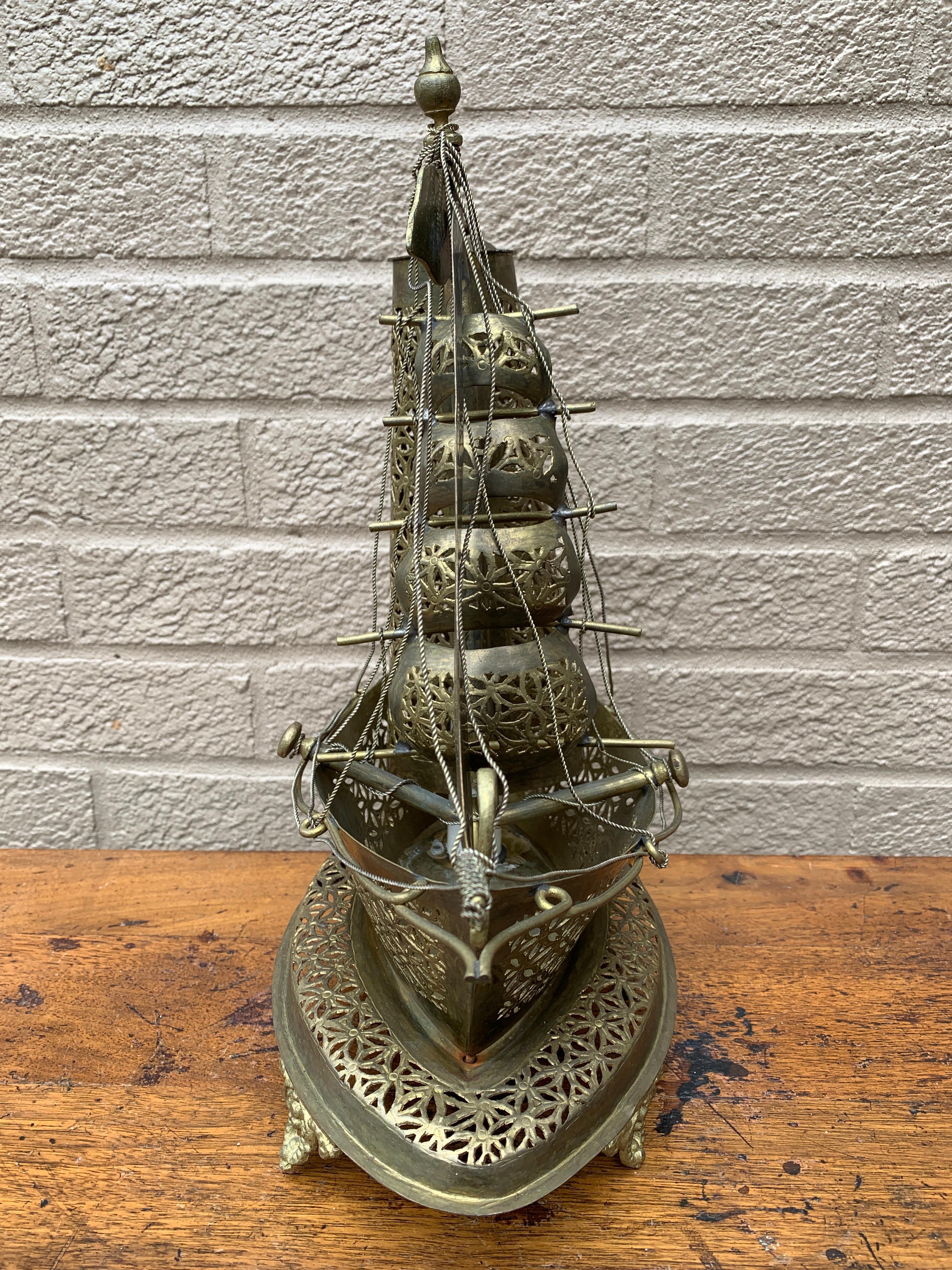 Lámpara de noche de velero de latón alemán vintage en venta 5