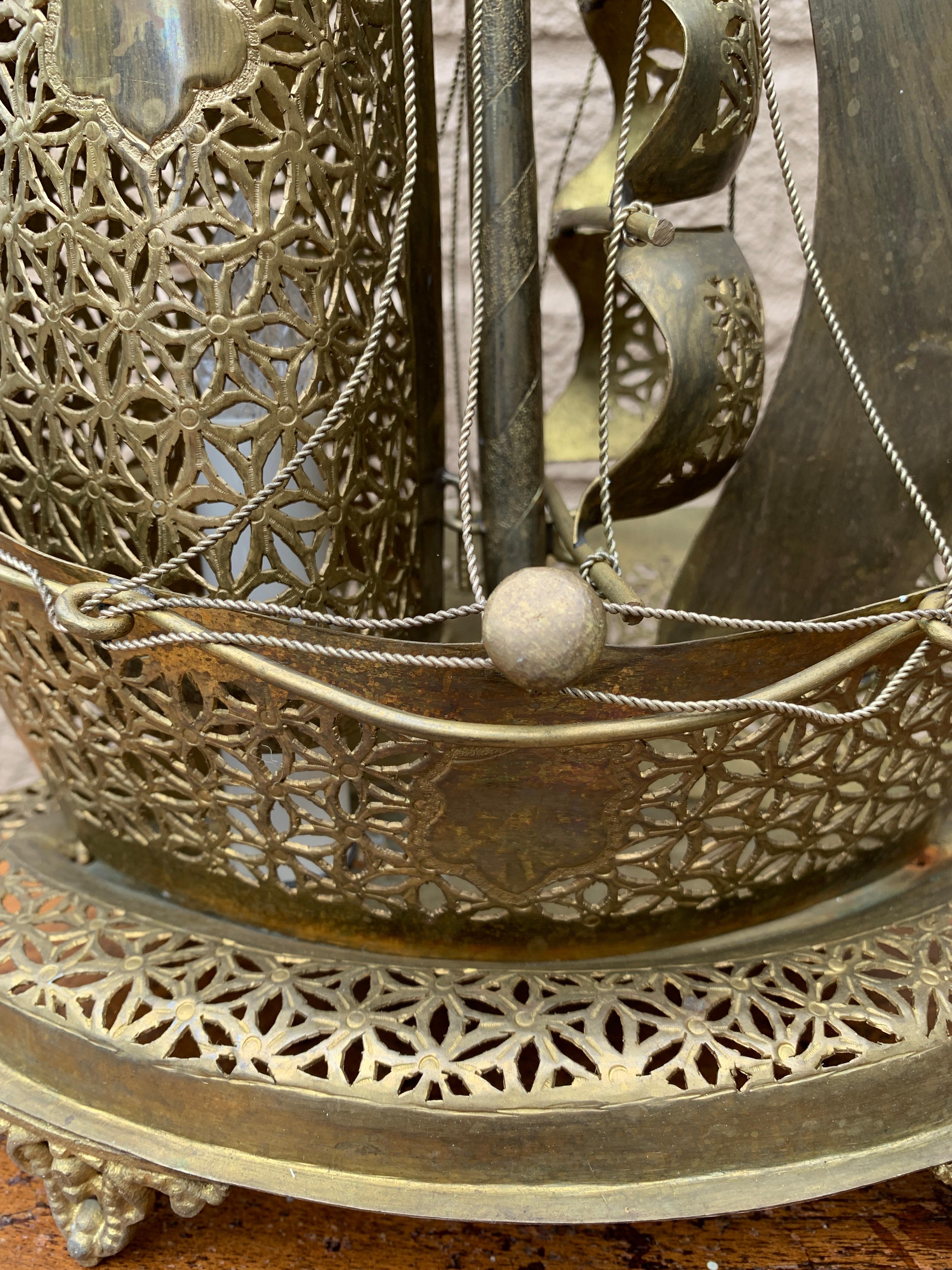 Lámpara de noche de velero de latón alemán vintage en venta 2