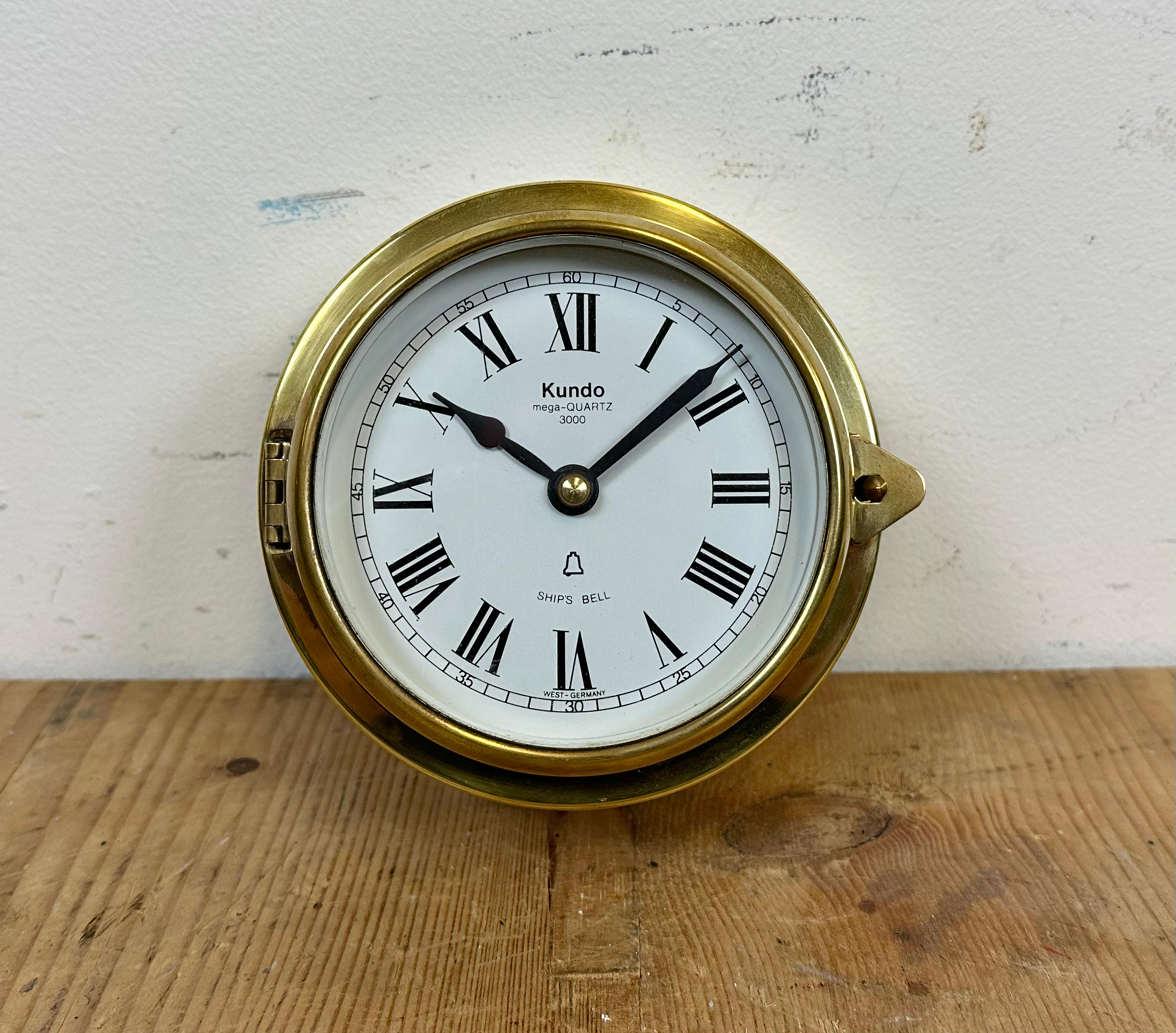 Vintage ship clock made by Kundo in West Germany during the 1970s.It features a brass body frame and clear glass cover. The battery-powered clockwork works on 1 x C-LR14 battery.
The weight of the clock is 0,9 kg.
Back diameter : 15 cm.
Front