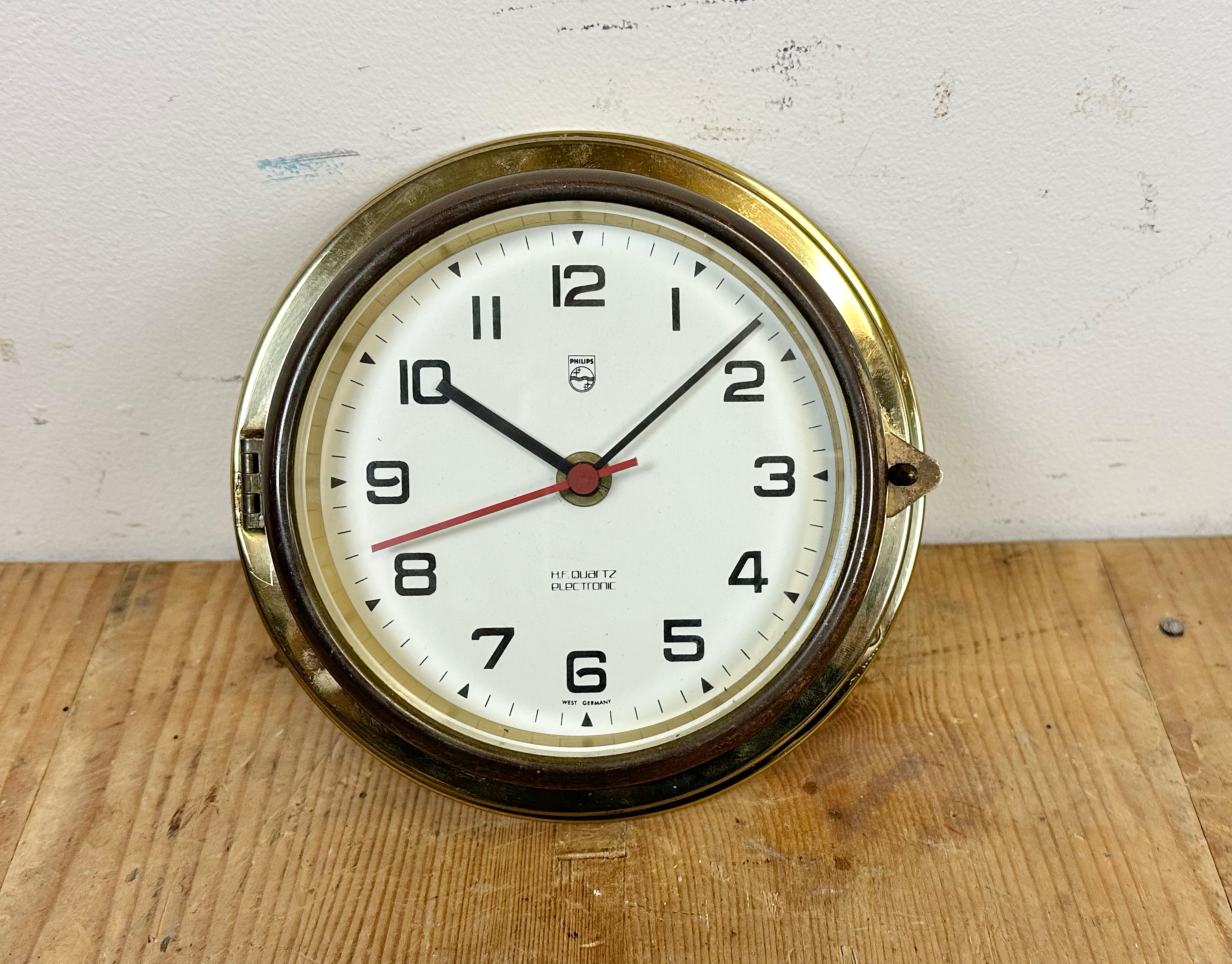 Vintage ship clock made by Philips in West Germany during the 1970s.It features a brass body frame and clear glass cover. This item has been converted into a battery-powered clockwork and works on just 1 x AA battery.
The weight of the clock is 0,6