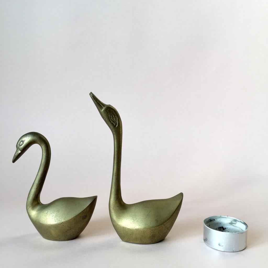 Sculpture of two swan birds, differ in shape. Made of solid brass and feature nice patina.
Measures: Big bird - 13.5 x 7cm
Small bird – 10 x 7.5cm.
