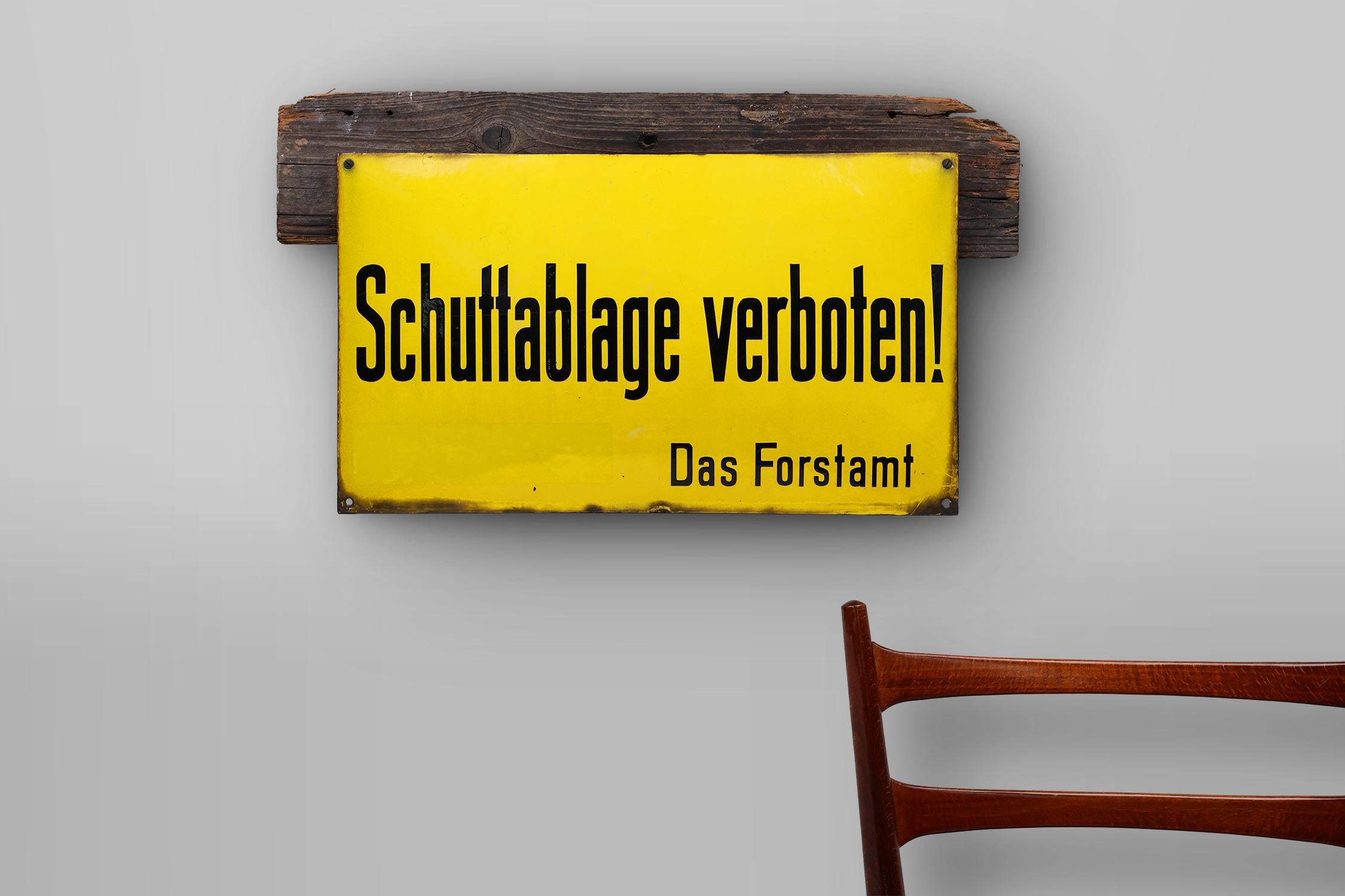 Germania / 1900 / cartello: Schuttablage verboten! / smalto / metà secolo / Vintage

Una splendida insegna smaltata d'epoca proveniente dalla Germania, intorno al 1900. Il cartello è di colore giallo brillante con scritte nere: 