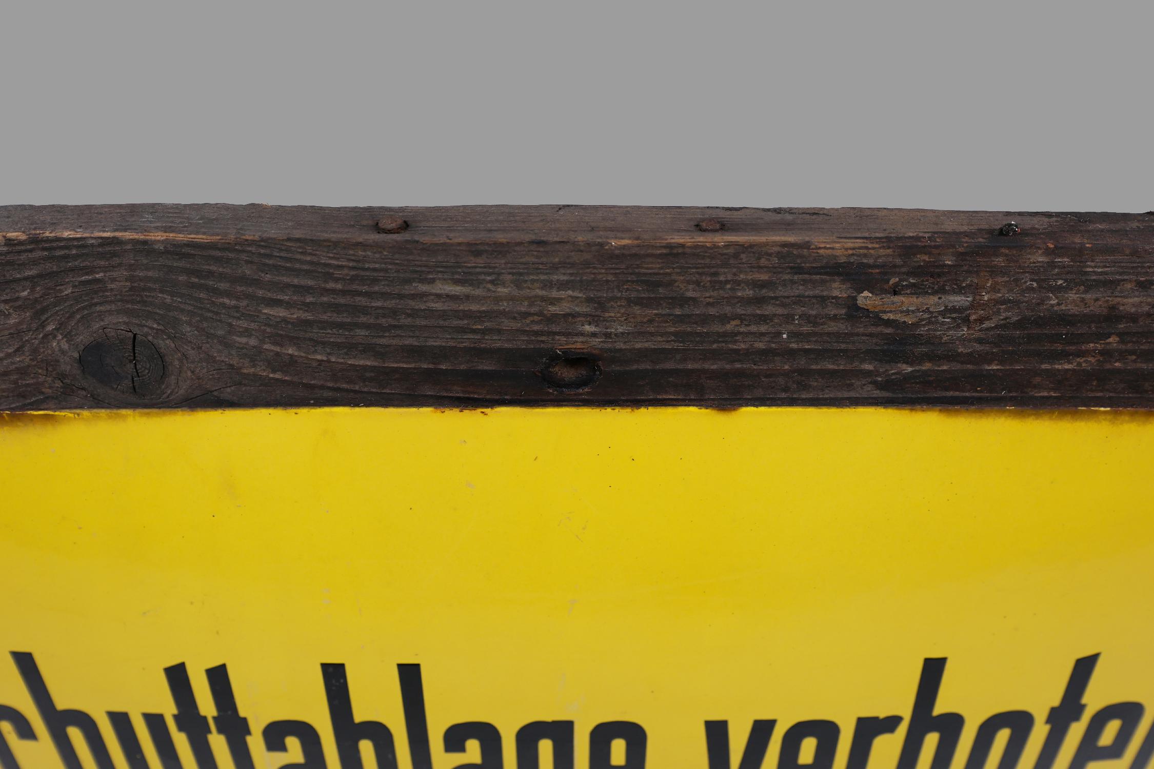 Insegna tedesca d'epoca in smalto giallo brillante 