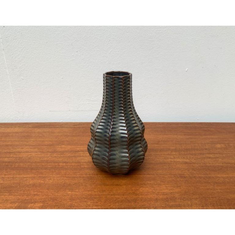 Jarrón de cerámica Brutalista Alemán Vintage de Heinrich Fuchs para Luisenburg, años 70 Esta pieza tiene una marca de atribución.

Más información:
Materiales: Cerámica
Color: Marrón
Estilos: Brutalista, Moderno de mediados de siglo
País de origen: