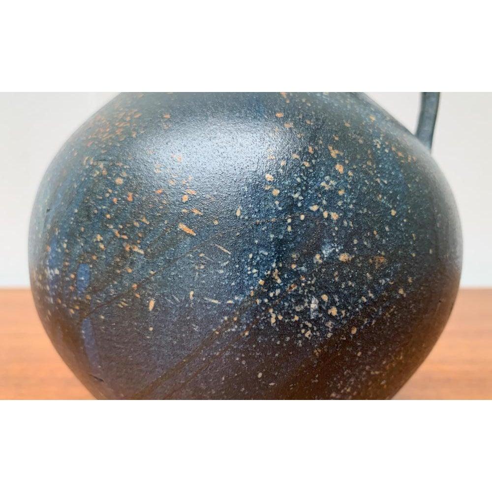 Deutsche Brutalistische Studio Pottery Karaffenvase von Gerhard Liebenthron, 1980 im Angebot 4
