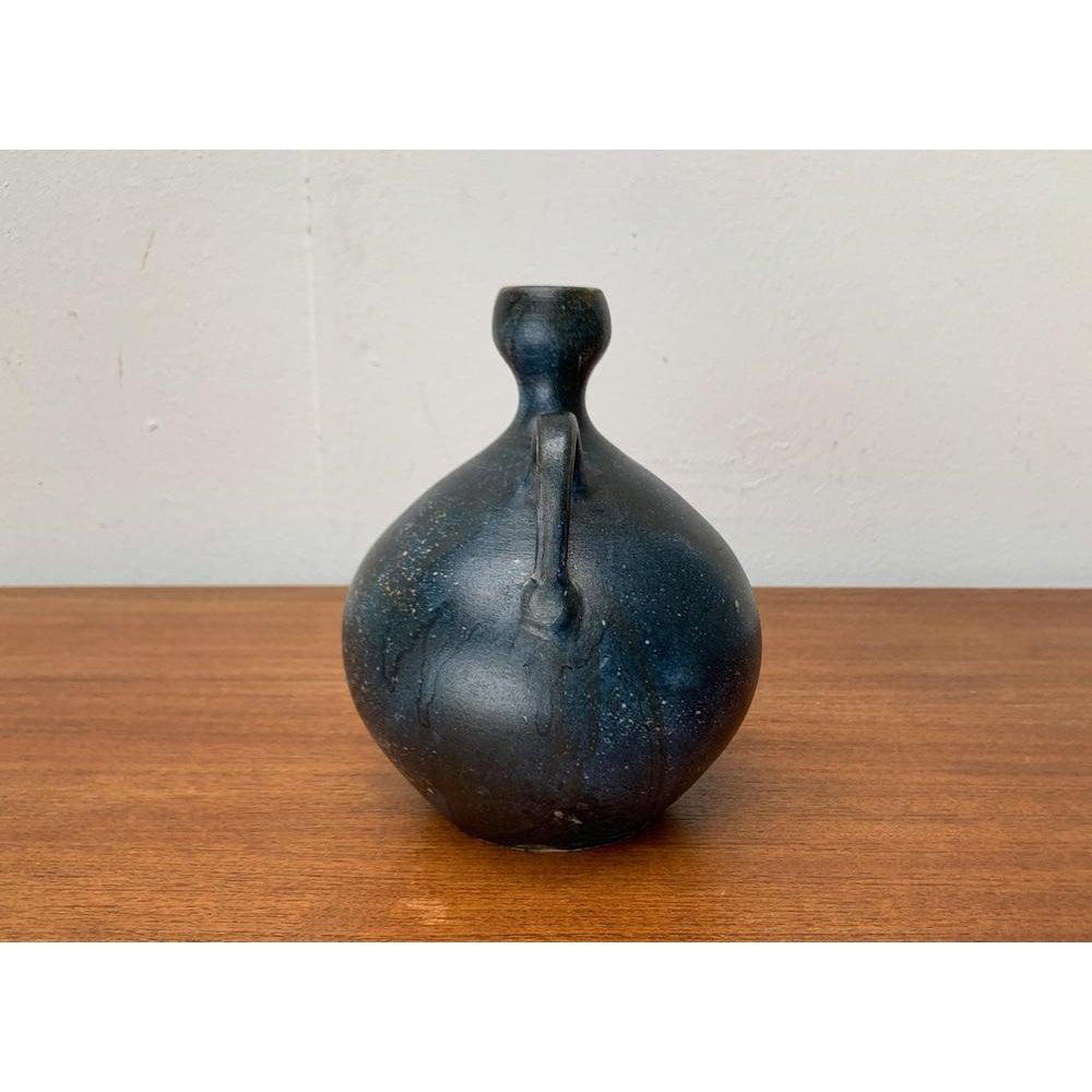 Vintage German Brutalist Studio Pottery Carafe Vase von Gerhard Liebenthron, 1980, in sehr gutem Zustand. Entworfen 1980 bis 1989 Dieses Stück ist mit einer Kennzeichnung versehen Es ist vollständig authentisch 

Zusätzliche
