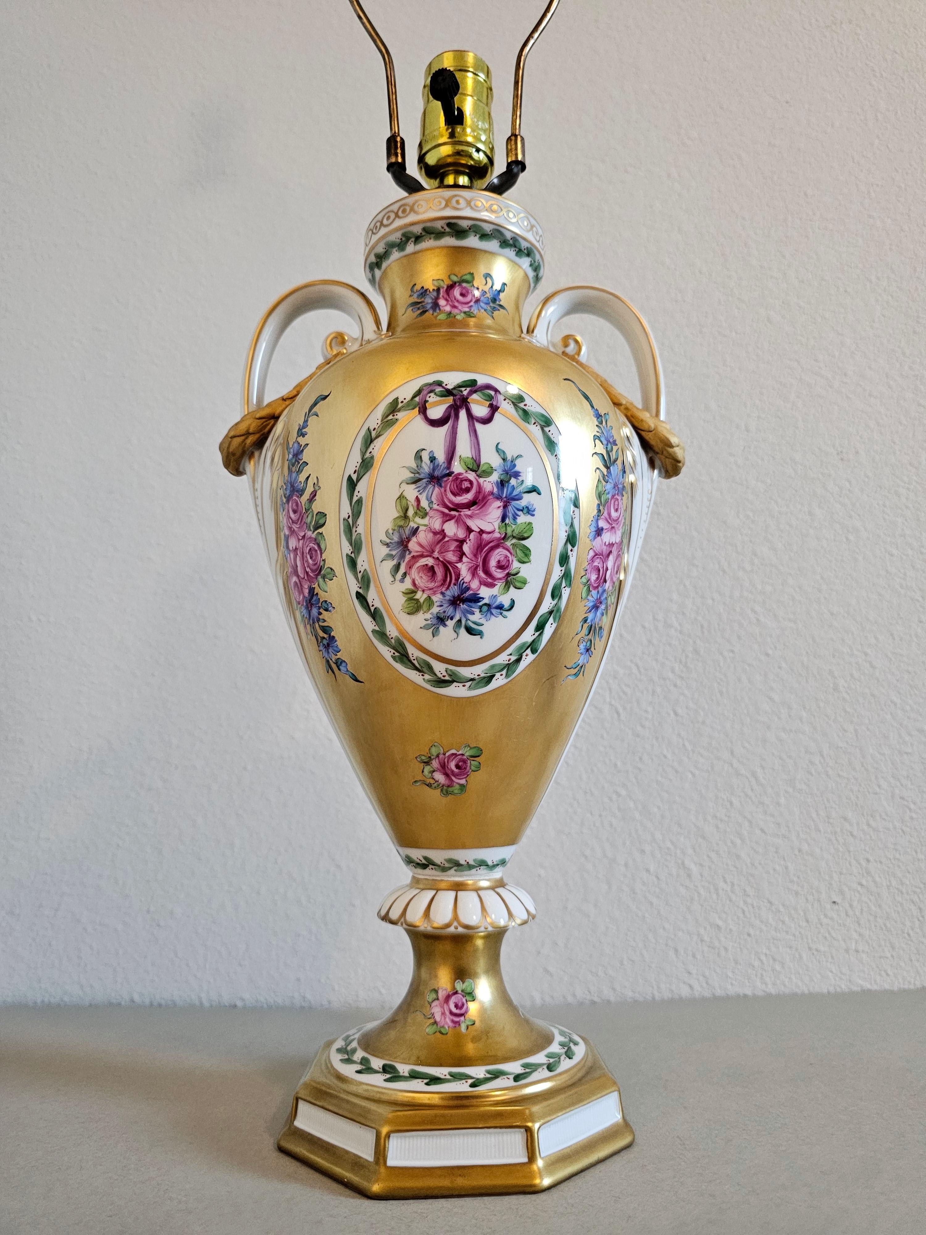 Un'elegante urna vasiforme in porcellana Dresden Porcelain, Carl Thieme, Potschappel, riccamente decorata con splendide rose floreali dipinte a mano e ghirlande di alloro su un fondo dorato brillante, manici a voluta in rilievo con acanto, che si
