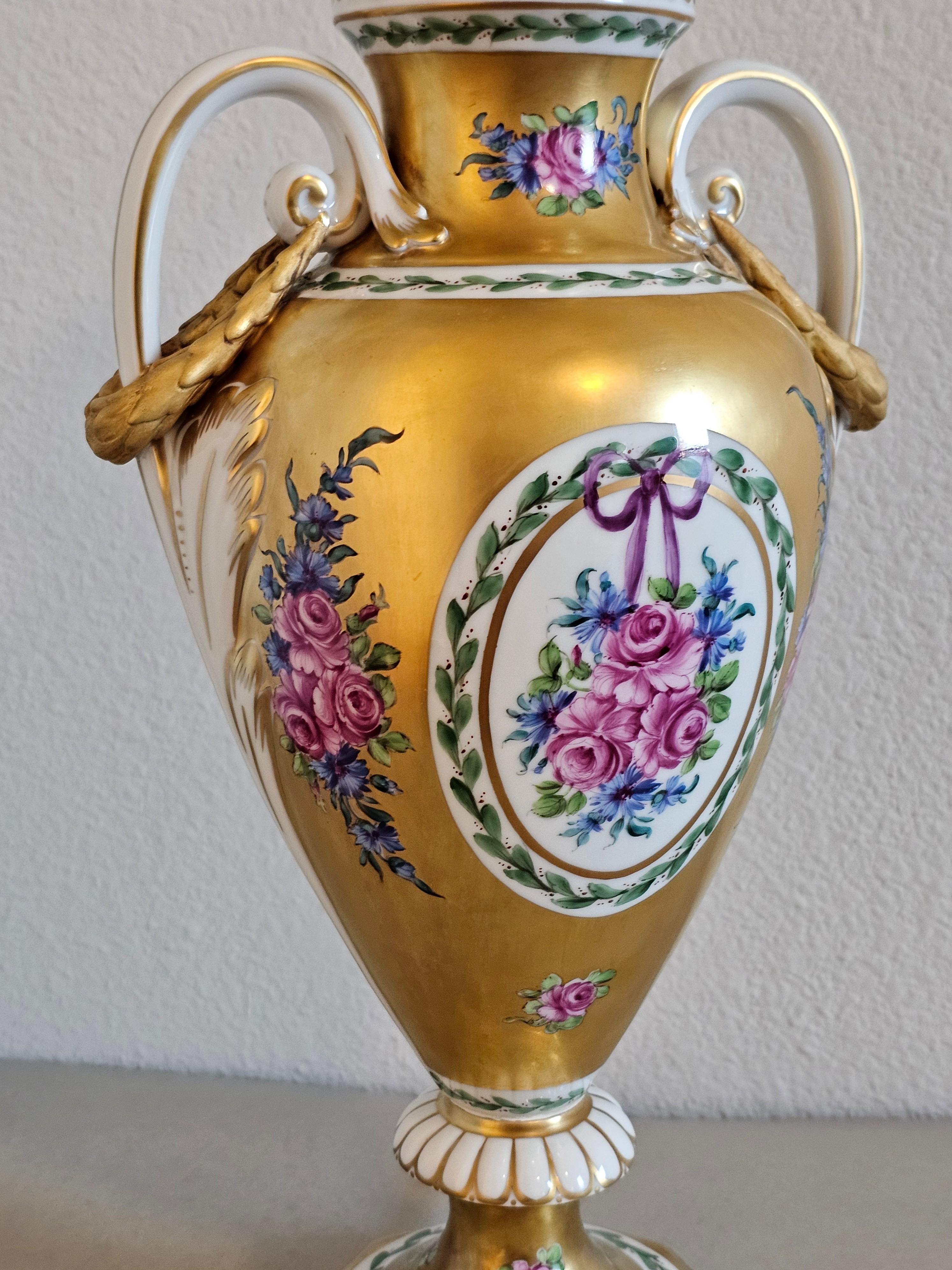 Vittoriano Lampada da tavolo in porcellana di Dresden Porcelain Amphora Vasiform d'epoca Carl Thieme in vendita