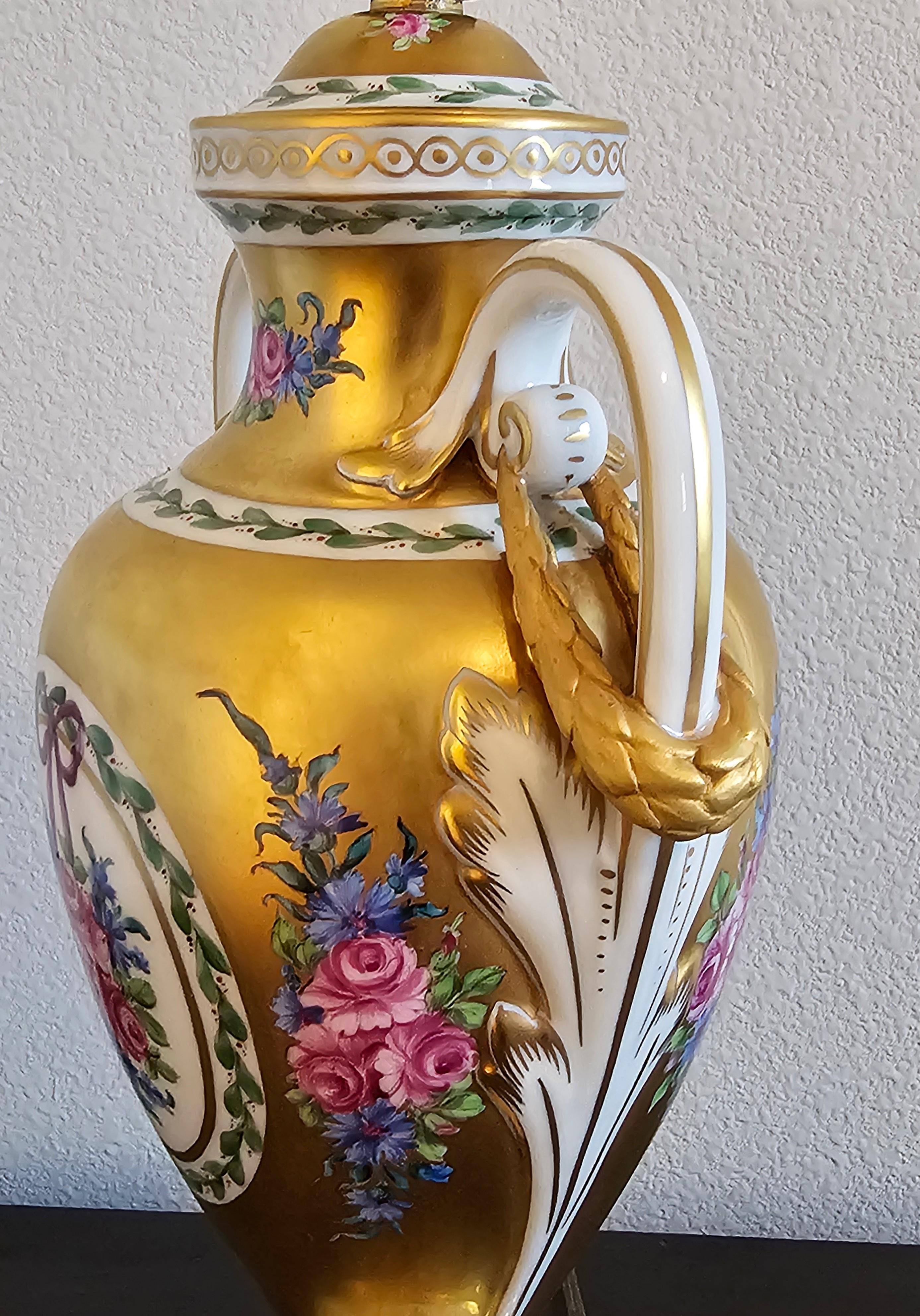 Intagliato Lampada da tavolo in porcellana di Dresden Porcelain Amphora Vasiform d'epoca Carl Thieme in vendita