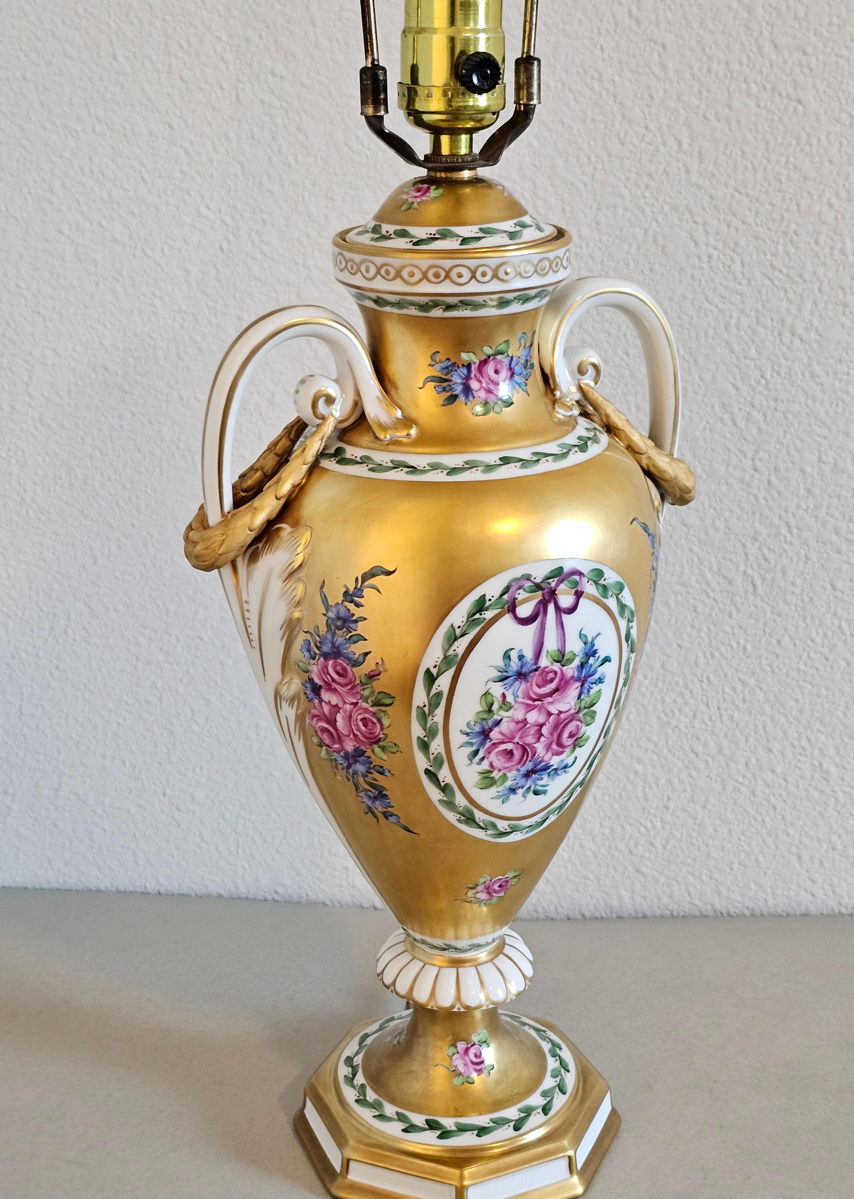 Lampada da tavolo in porcellana di Dresden Porcelain Amphora Vasiform d'epoca Carl Thieme In condizioni buone in vendita a Forney, TX