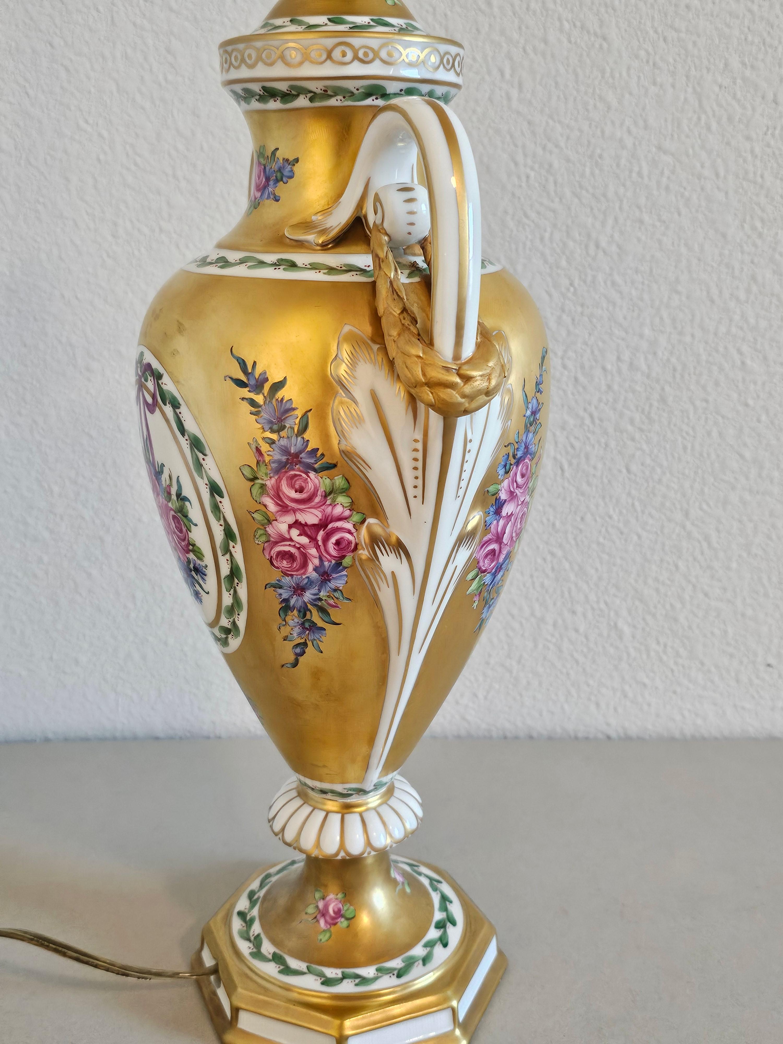 XX secolo Lampada da tavolo in porcellana di Dresden Porcelain Amphora Vasiform d'epoca Carl Thieme in vendita