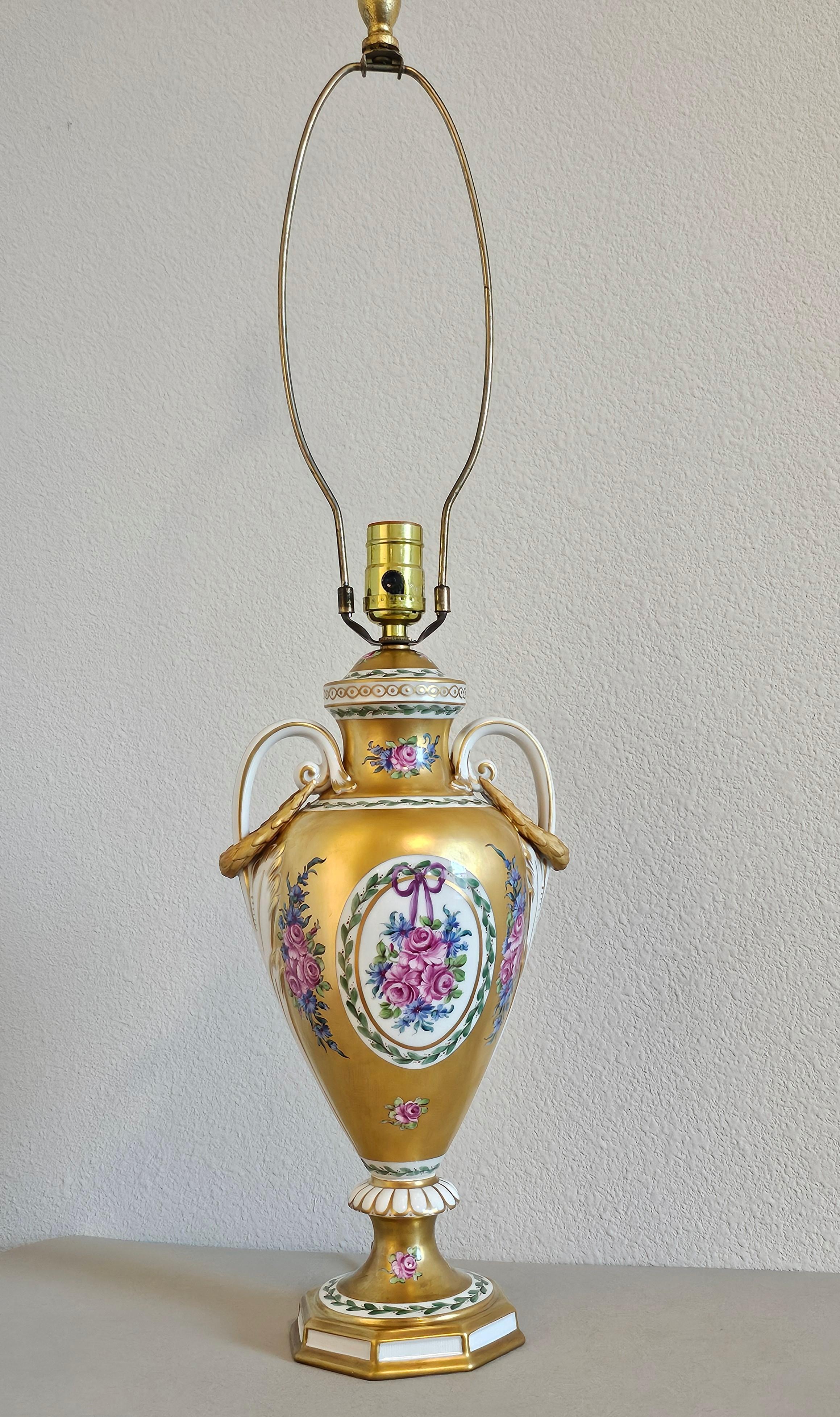 Ottone Lampada da tavolo in porcellana di Dresden Porcelain Amphora Vasiform d'epoca Carl Thieme in vendita