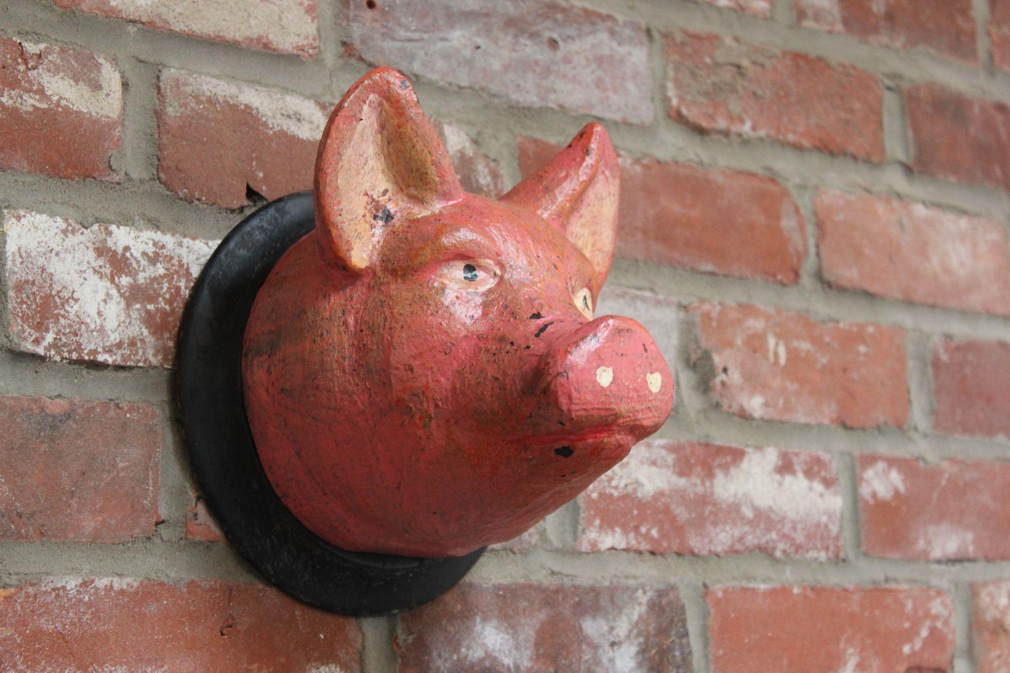 Black Forest carved and hand-painted 'pig' sculpture mounted to a circular board for wall hanging (ca. 1930s/40s, Germany).
Charming piece with all original paint with naturally aged patina/light wear consistent with age/use, as shown.
Relatively