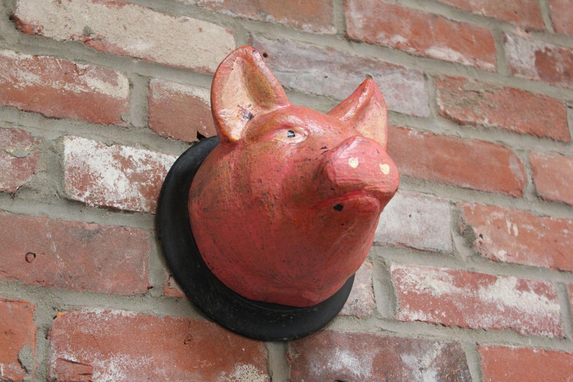 Vintage German Carved and Painted Black Forest Pig Mounted Wall Sculpture In Good Condition For Sale In Brooklyn, NY