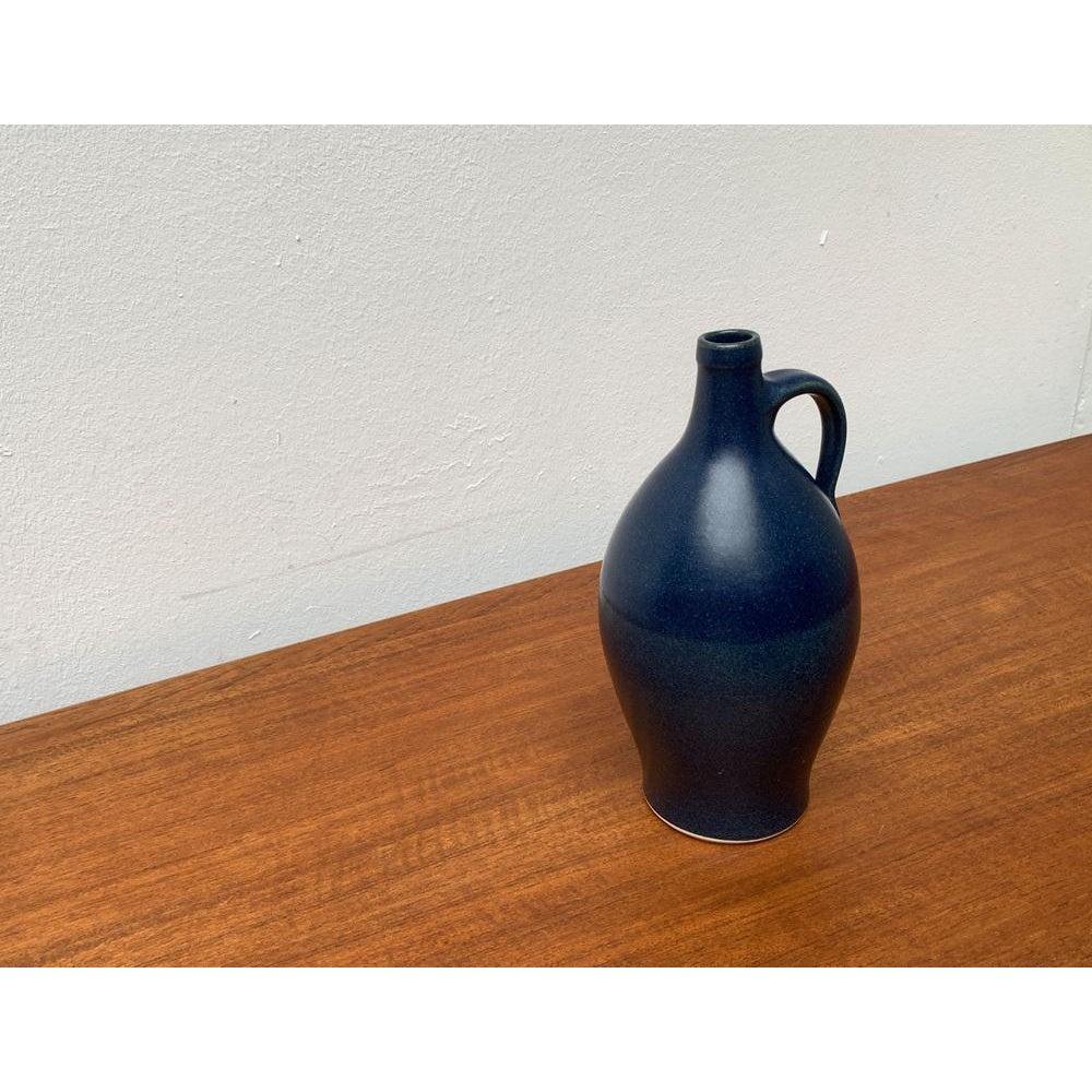 Vintage German Ceramic Jug by Pino Horst Pint for Satemin Pottery, in Very Good conditions. Conçue de 1970 à 1979 Cette pièce porte une marque d'attribution.

Informations complémentaires :
Matériaux : Céramique
Pays d'origine : Allemagne
Couleur :