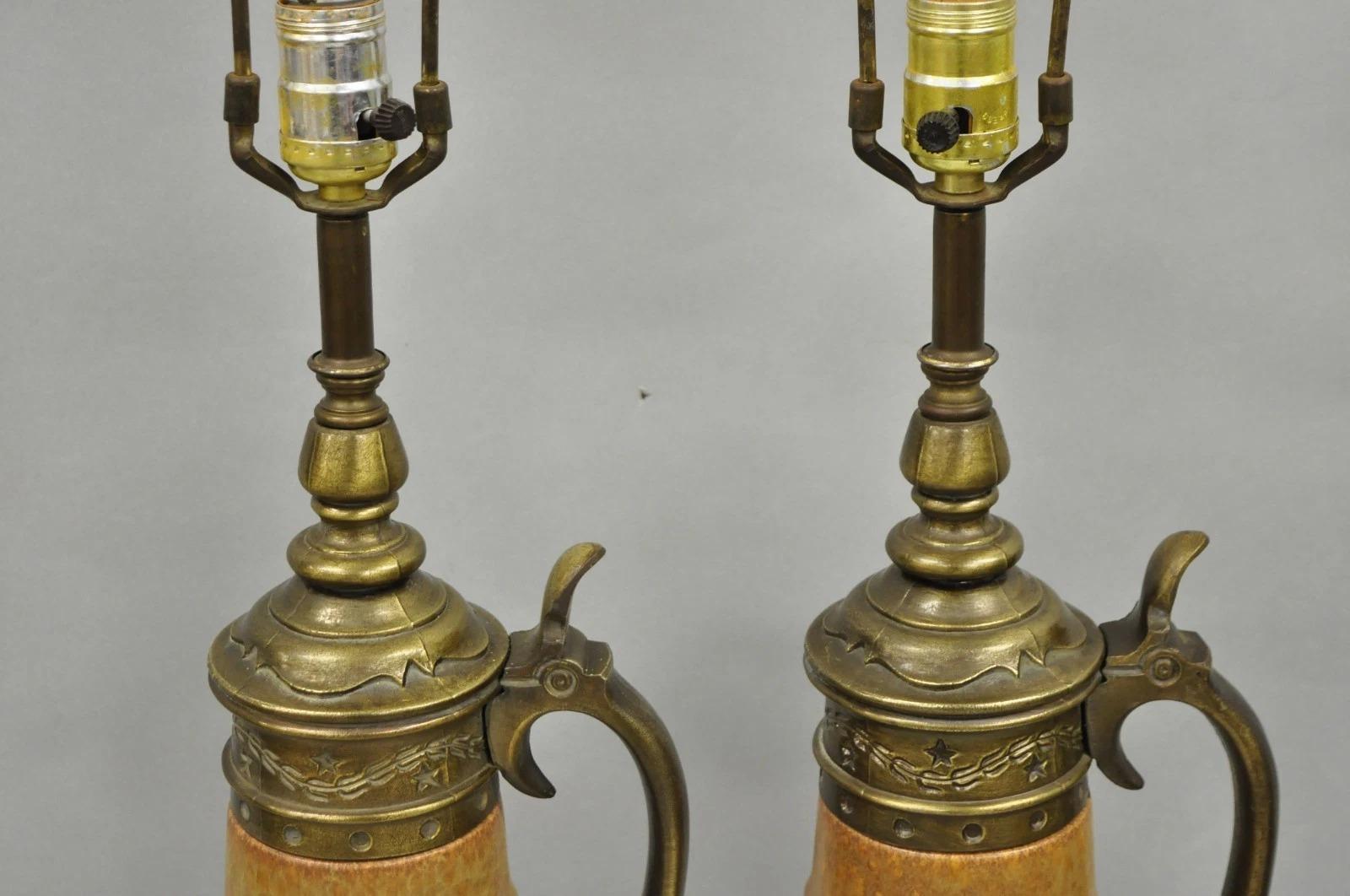 Métal Paire de lampes de table vintage en céramique allemande, style renaissance, à l'effigie d'un Stein de bière en vente