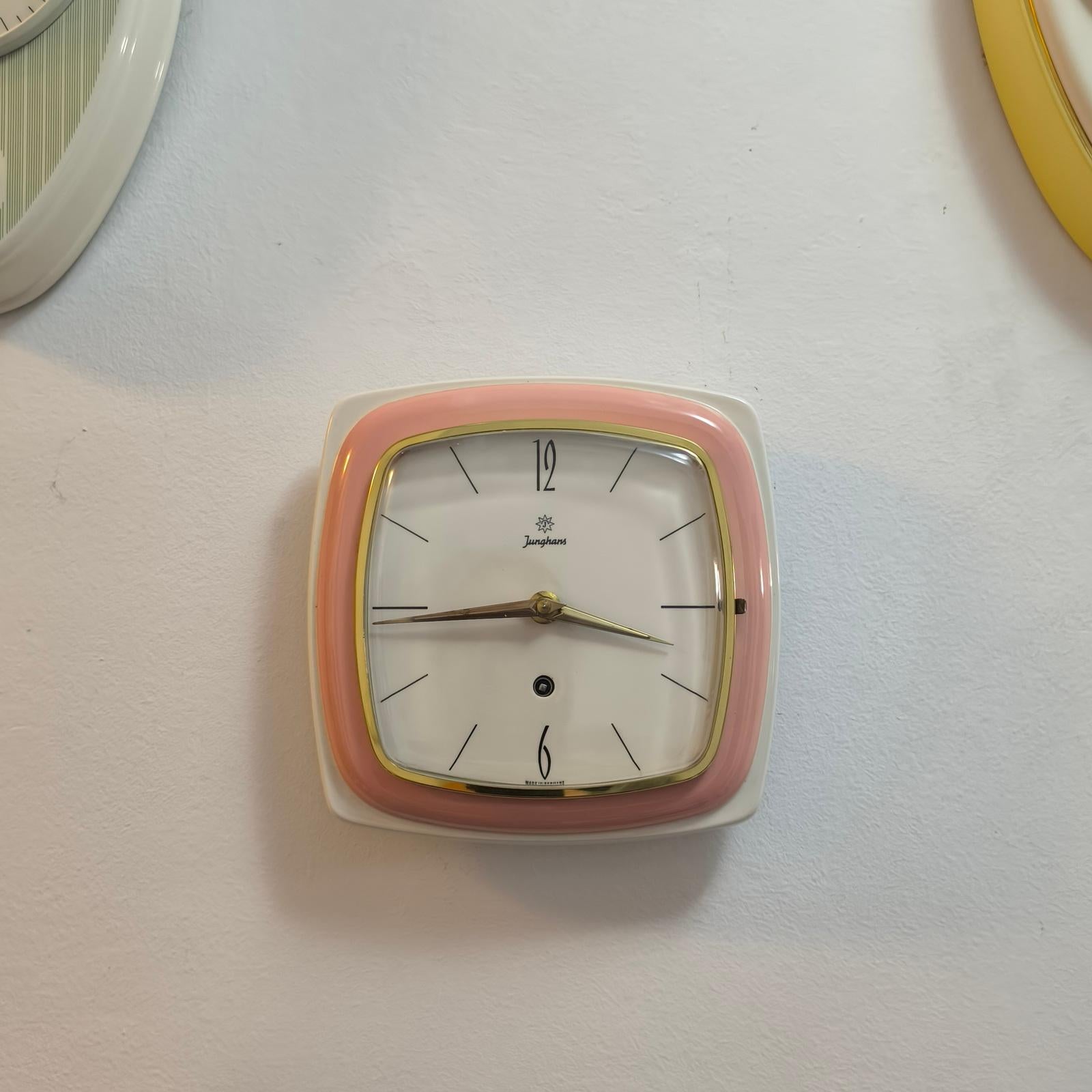 Rarissimo orologio da cucina JUNGHANS, degli anni '60, meccanico.
Cassa in gres rosa antico/bianco pastello, completamente smaltata, con quadrante bianco sotto smalto, con indici delle ore e a bastone e numeri a ore 12 e 6, smaltatura in ottone e