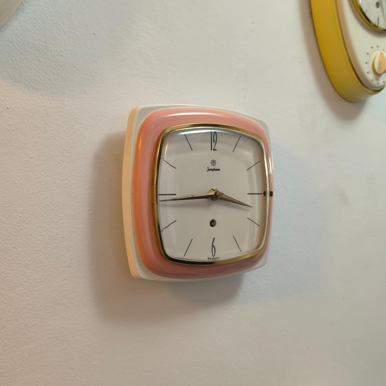 Mid-Century moderno Orologio da parete tedesco d'epoca in ceramica Junghans, raro in vendita